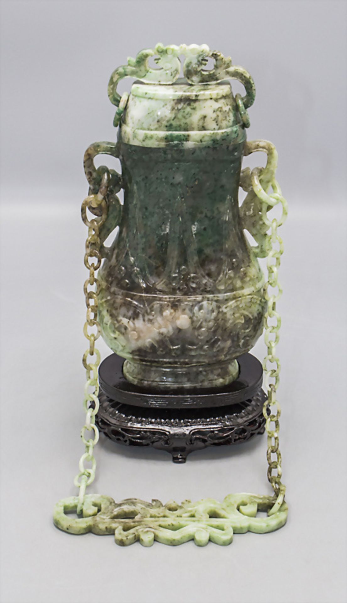 Feine Jade-Deckelvase an Hängekette / A fine jade lidded vase on a chain, China, um 1920 - Image 10 of 10