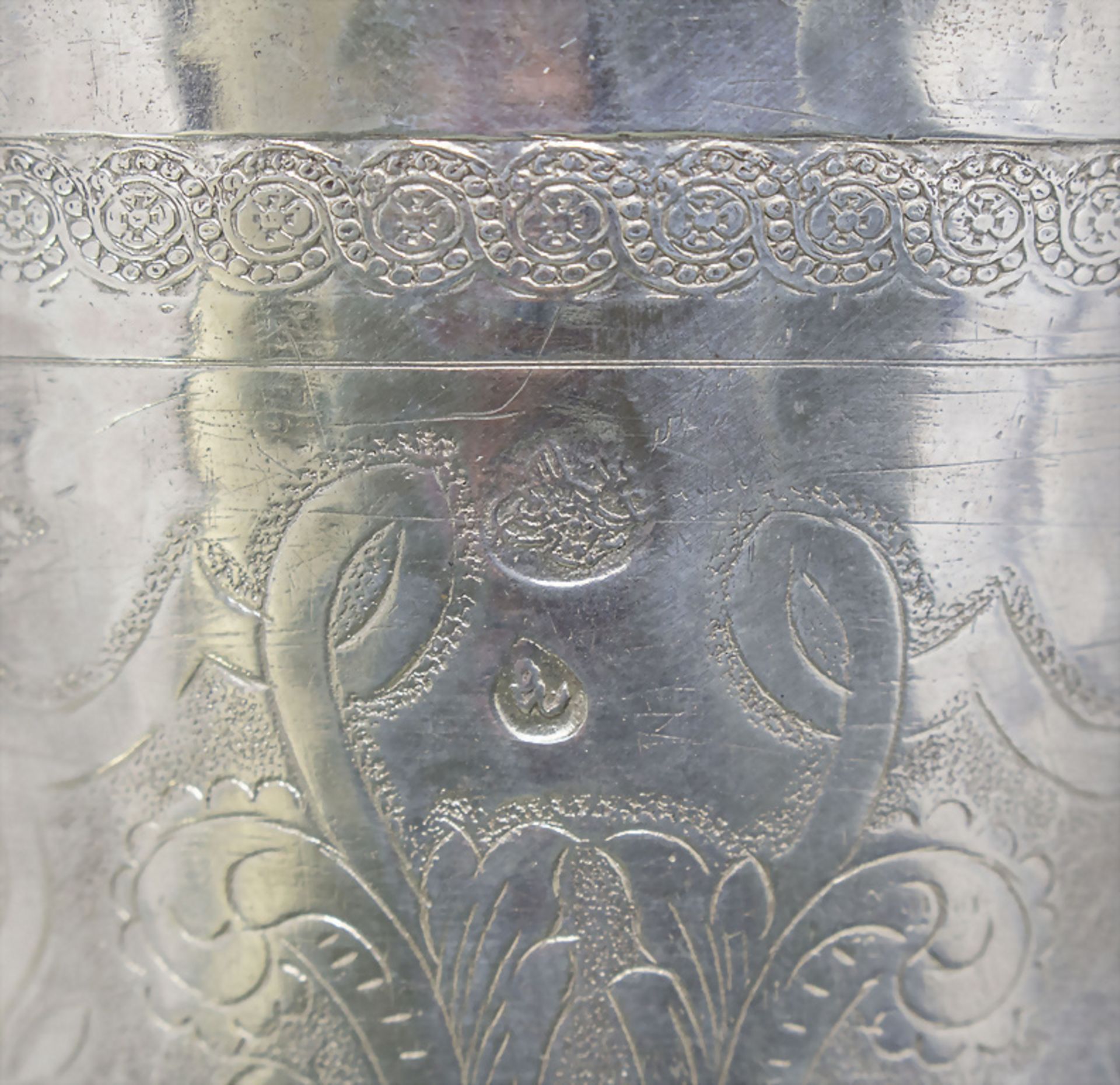 Osmanischer Becher mit Floraldekor / An Ottoman silver beaker, 18.-19. Jh. - Bild 4 aus 4