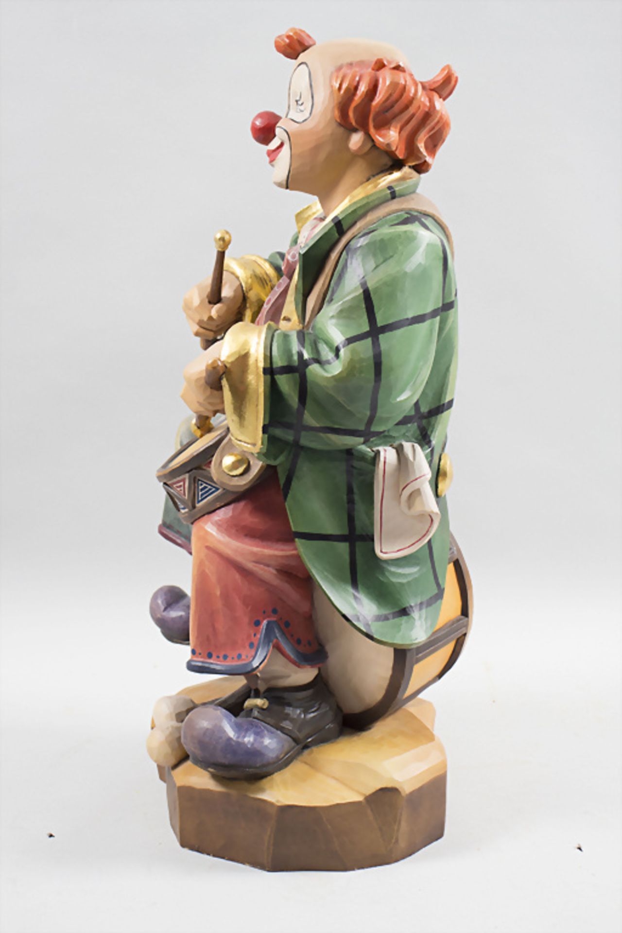 Holzskulptur 'Clown mit Trommel' / A wooden sculpture of a clown with drum, Oswald Dörr, 20. Jh. - Image 3 of 6