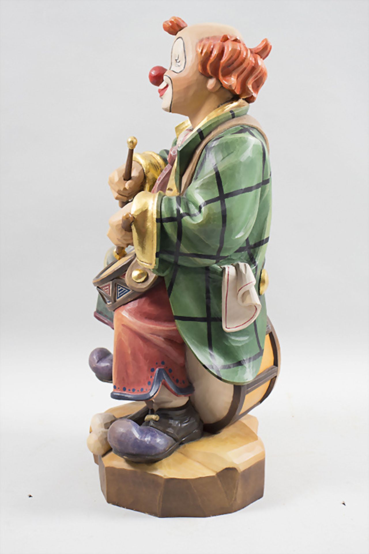 Holzskulptur 'Clown mit Trommel' / A wooden sculpture of a clown with drum, Oswald Dörr, 20. Jh. - Bild 3 aus 6