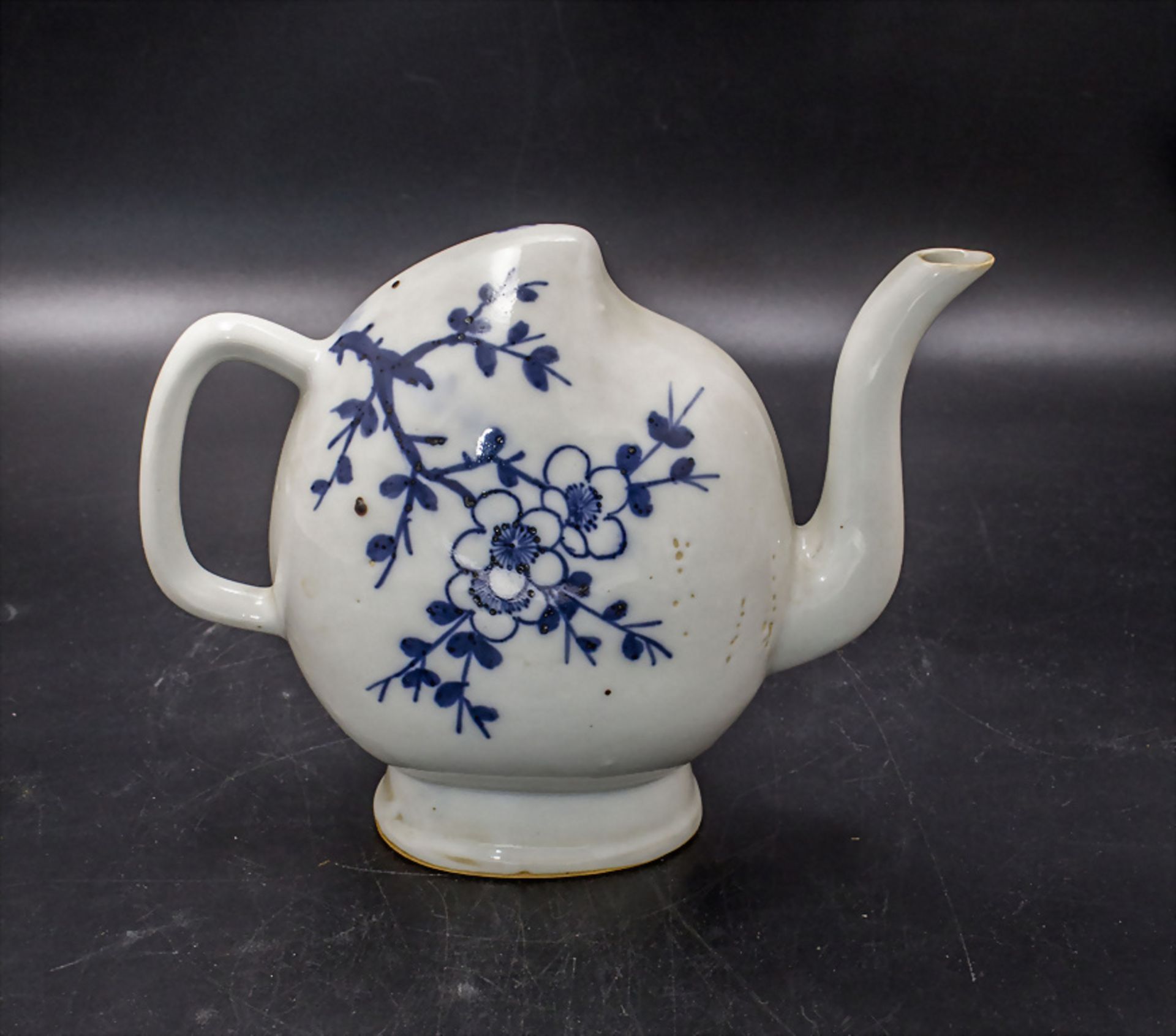 Glückspfirsich-Weinkanne / A lucky peach wine jug, China, Qing-Dynastie (1644-1911), 18./19. Jh. - Bild 3 aus 4