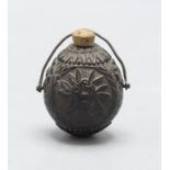 Miniatur Flakon aus einer geschnitzten Nuss / A finely carved nut as miniature flask/bottle, ...