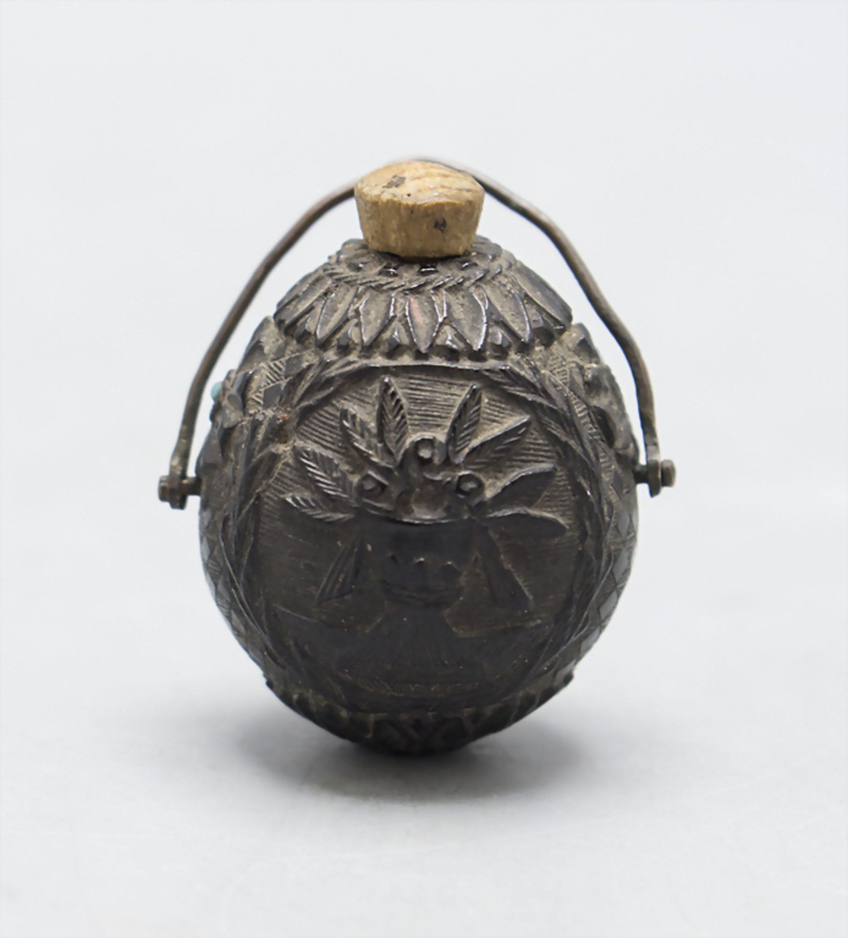 Miniatur Flakon aus einer geschnitzten Nuss / A finely carved nut as miniature flask/bottle, ...