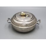 Écuelle / Wöchnerinnenschüssel / Légumier couvert en argent massif / A silver vegetable tureen ...