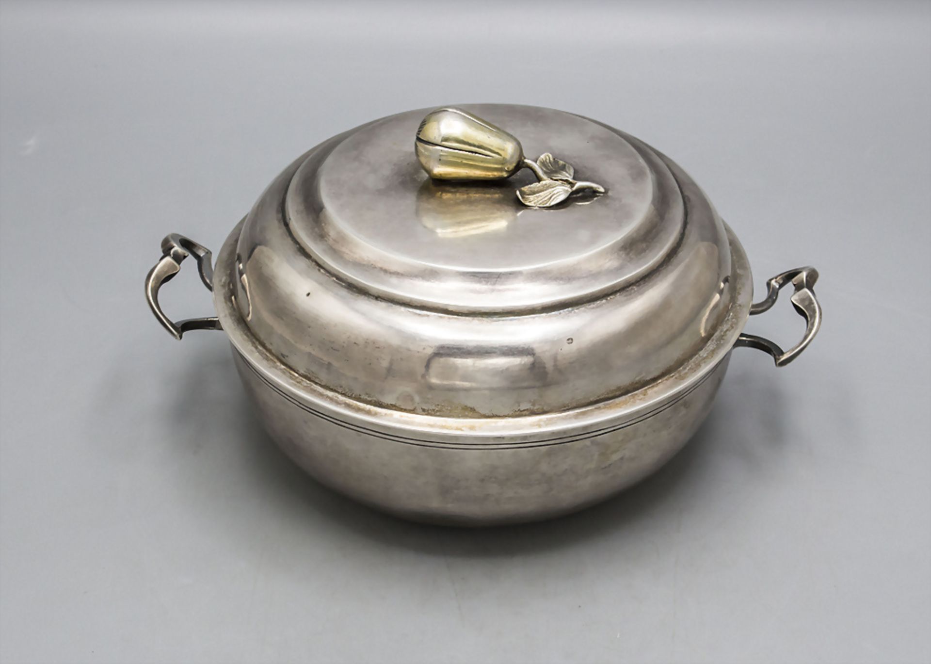 Écuelle / Wöchnerinnenschüssel / Légumier couvert en argent massif / A silver vegetable tureen ...