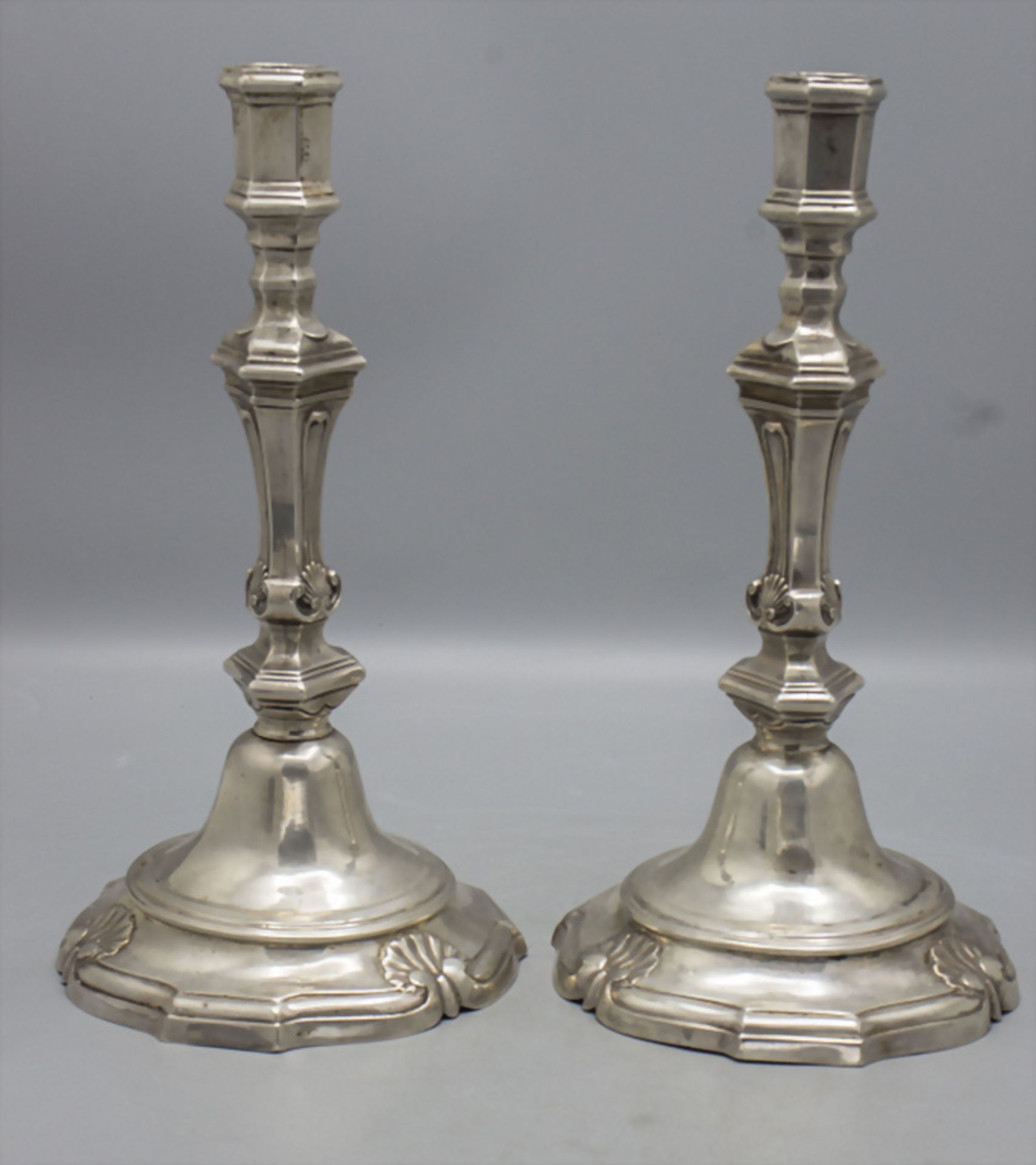 Paar Barock Kerzenleuchter / A pair of Louis XV silver candlesticks / Paire de Louis XV ... - Bild 3 aus 7