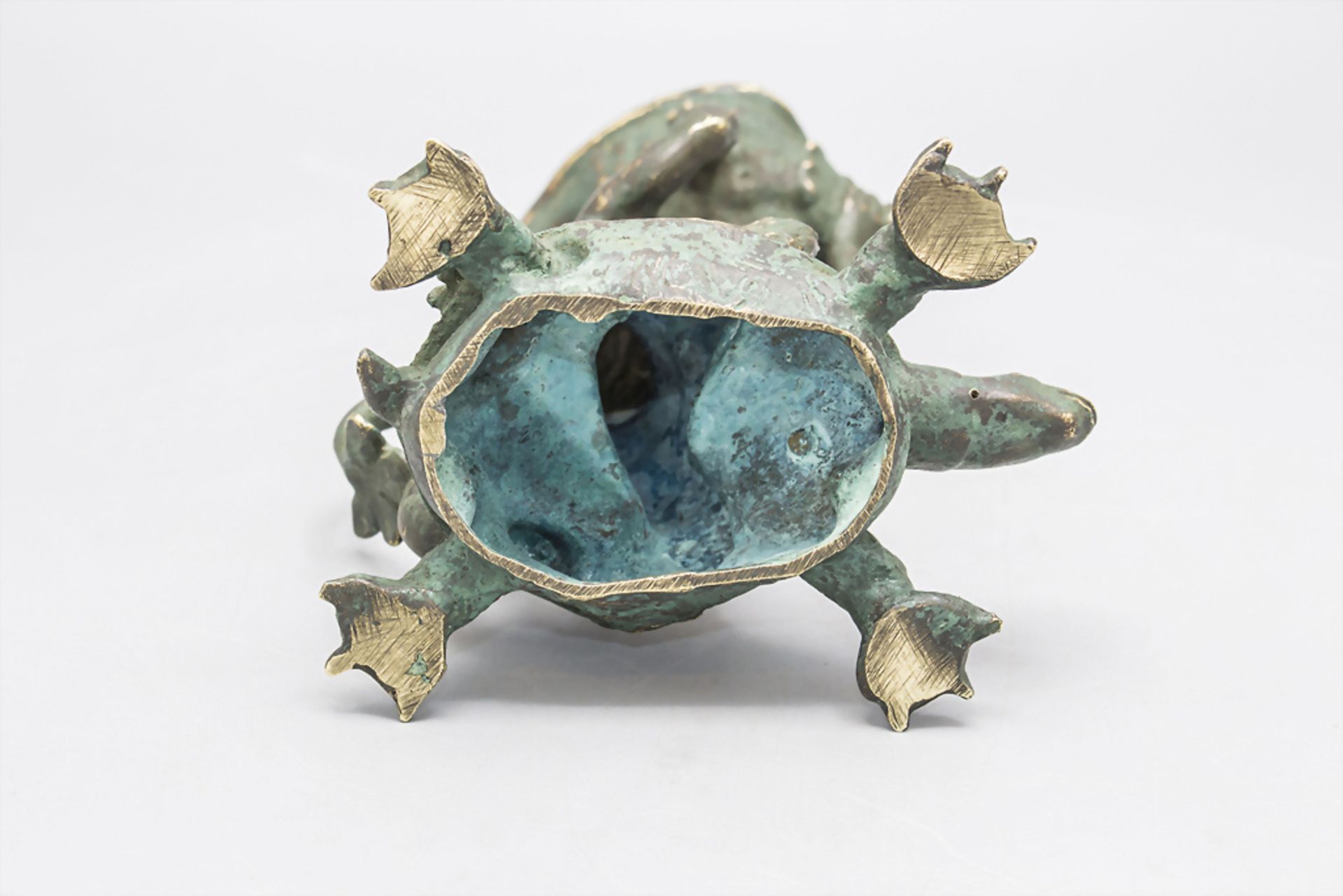 Bronzeleuchter 'Triton auf Schildkröte' / A bronze candle holder of a Triton on a tortoise, ... - Image 5 of 5
