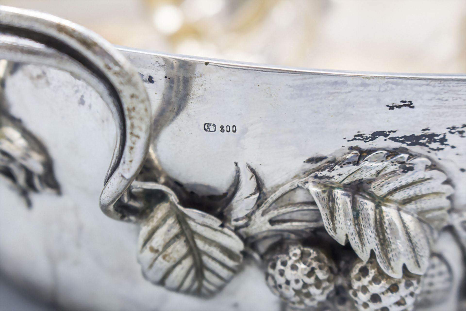 Jugendstil Silberschale mit Mispeln und Erdbeeren / An Art Nouveau silver bowl with medlars ... - Bild 8 aus 8