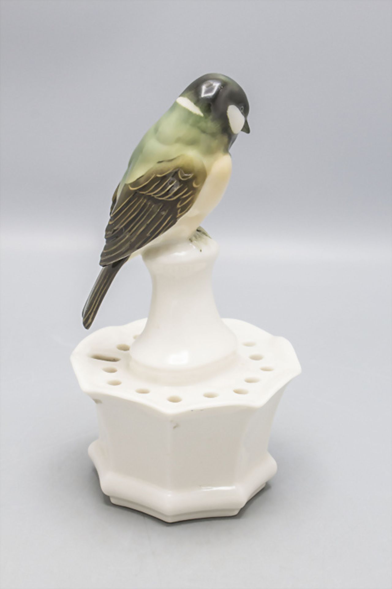 Kohlmeise auf Postament / Blumensteckschale / A great tit on a base with holes for flowers, ... - Image 3 of 5