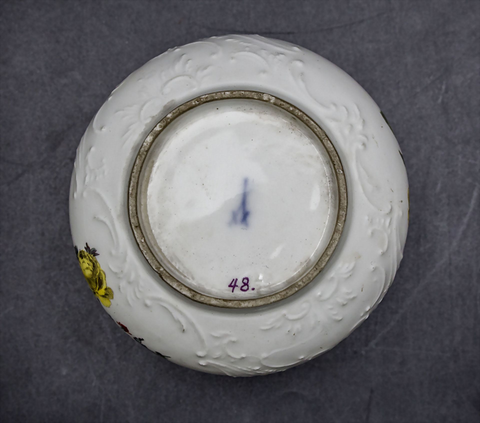 Zuckerdose mit Reliefdekor / A lidded sugar bowl with flowers, Meissen, Punktzeit, Mitte 18. Jh. - Bild 5 aus 5
