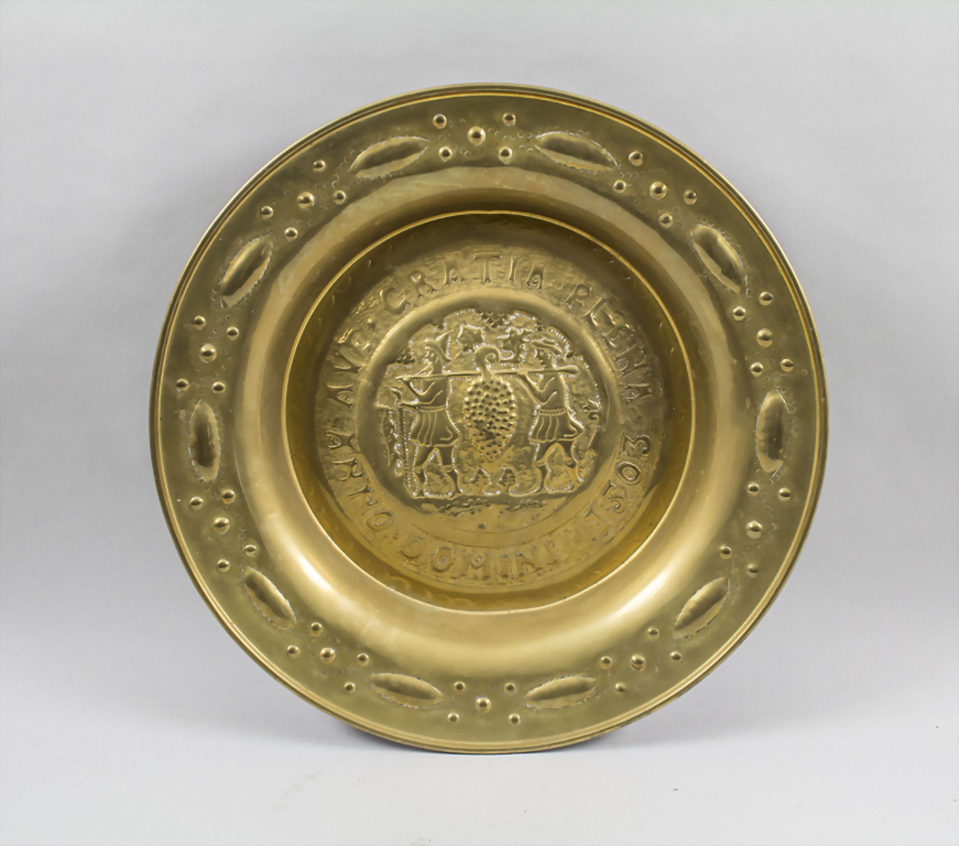 Beckenschlägerschüssel / A brass bowl, wohl Nürnberg, 16./17. Jh.