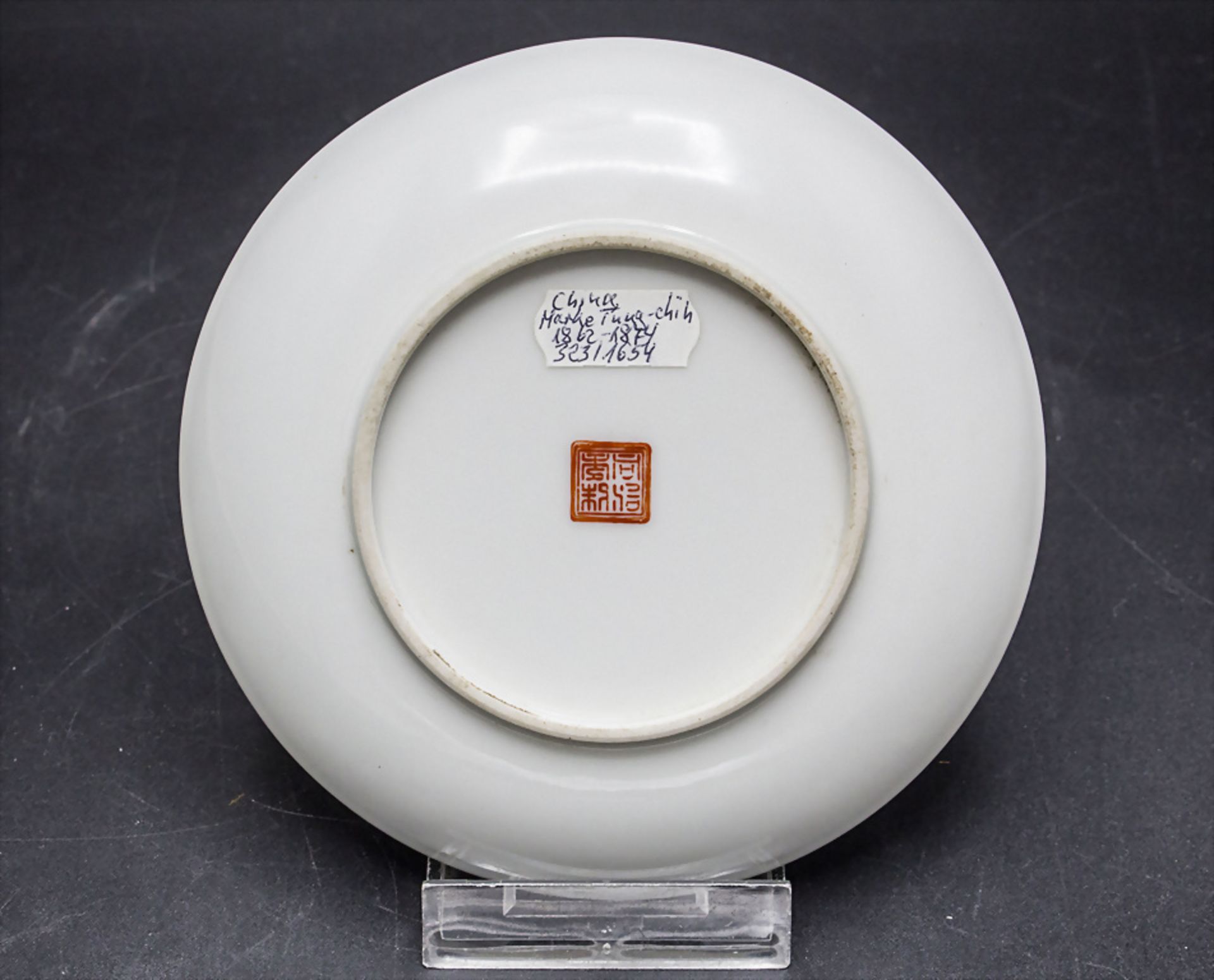 Kleiner Teller / A small porcelain plate, China, Qing Dynastie (1644-1911), gemarkt Tung-chih ... - Bild 2 aus 3
