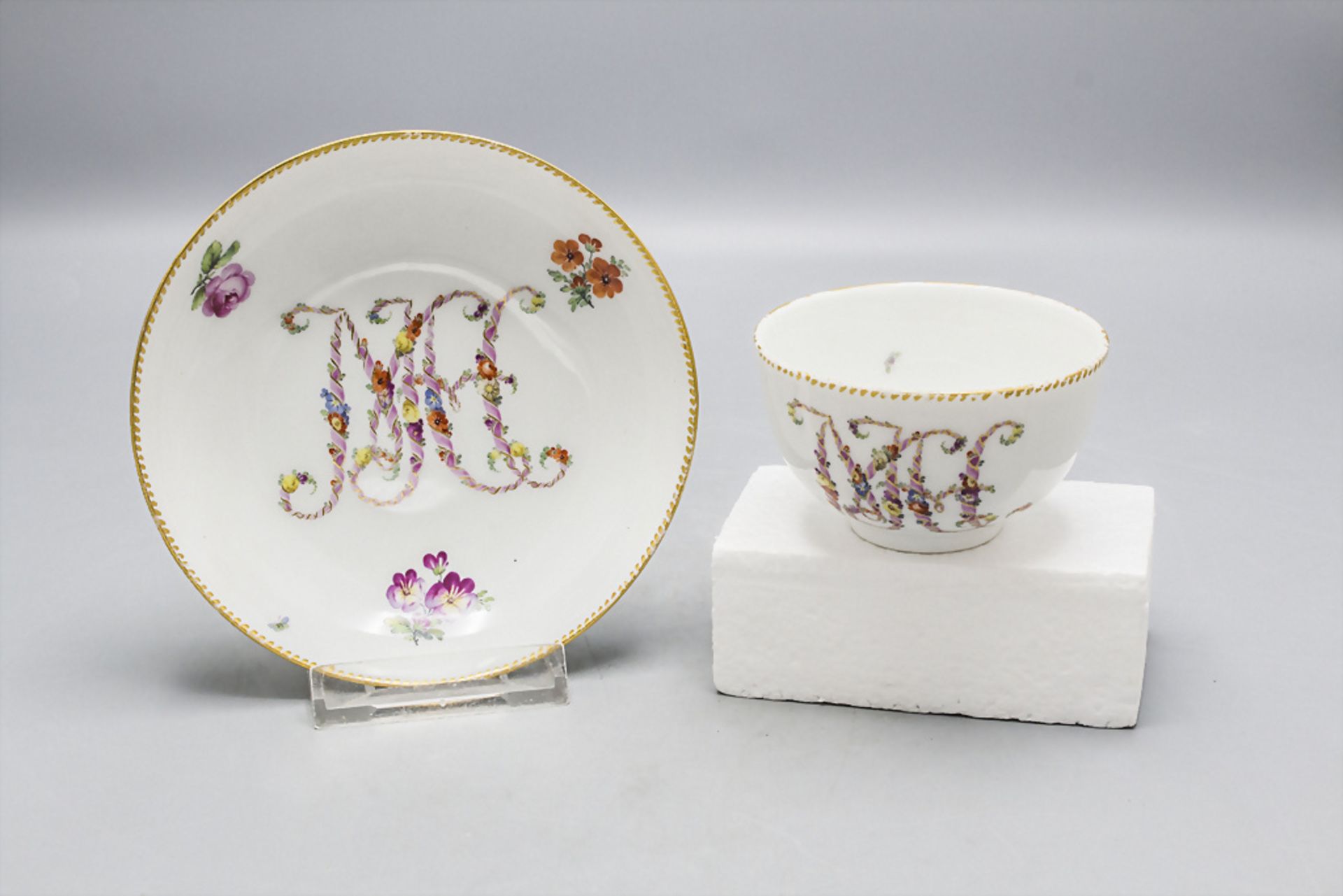 Tasse und Untertasse mit Monogramm 'MH' / A cup and saucer with letters 'MH', KPM Berlin, Ende ...