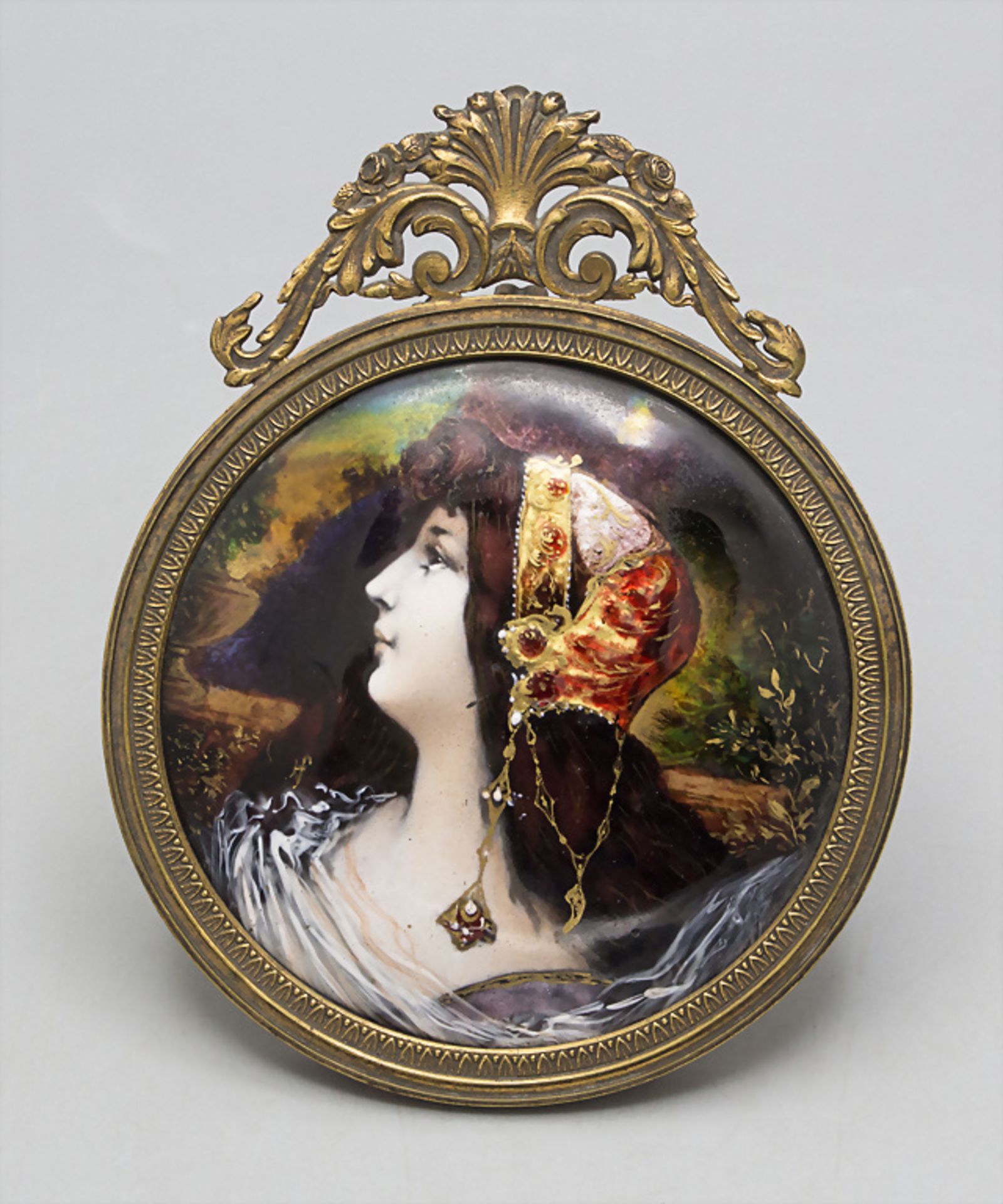 Emaille Porträt einer jungen Frau / An enamelled portrait of a young woman, Limoges, ... - Image 2 of 4