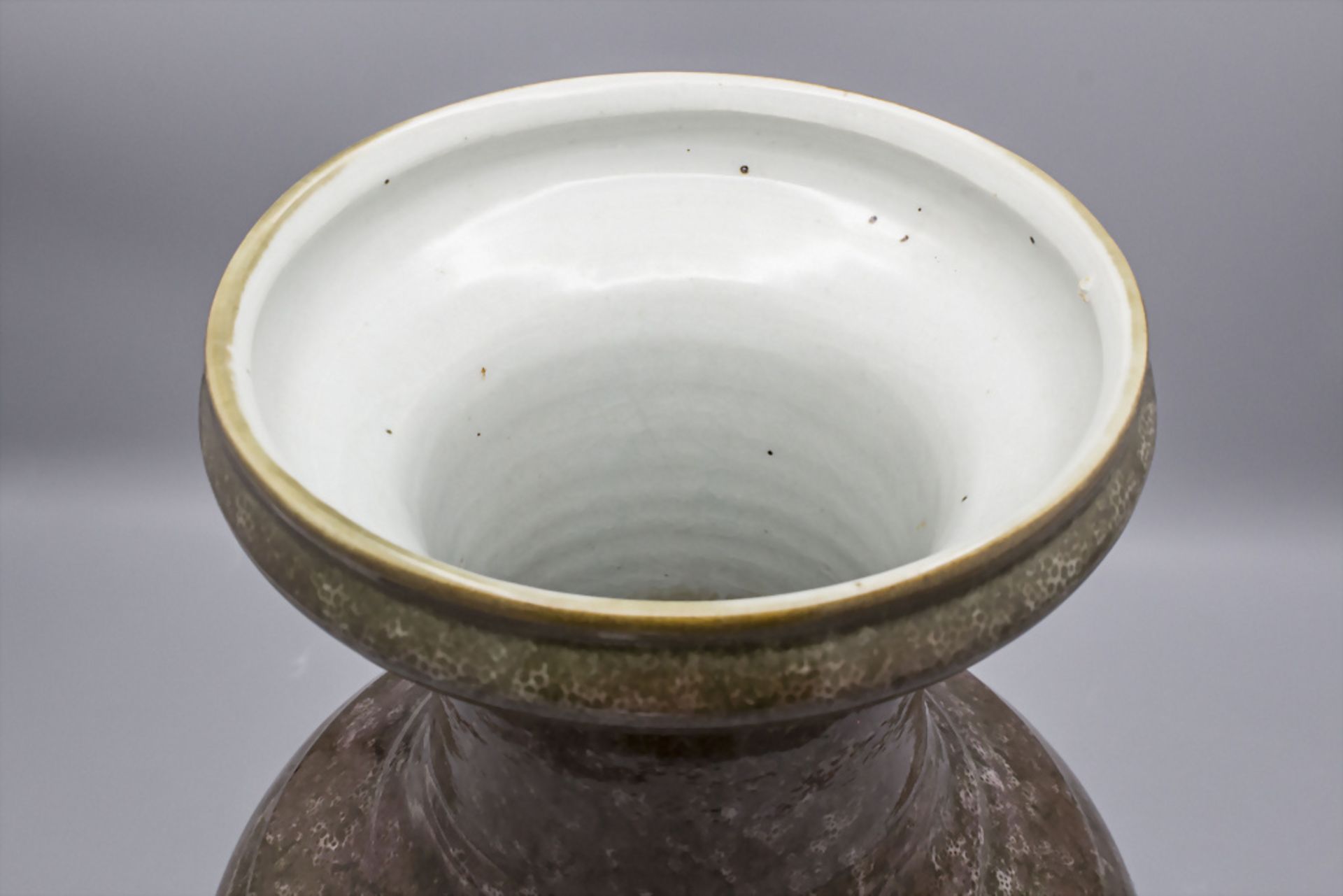 Seltene Vase / A rare porcelain vase, China, Qing Dynastie (1644-1911), gemarkt Kangxi (1662-1722) - Image 2 of 4
