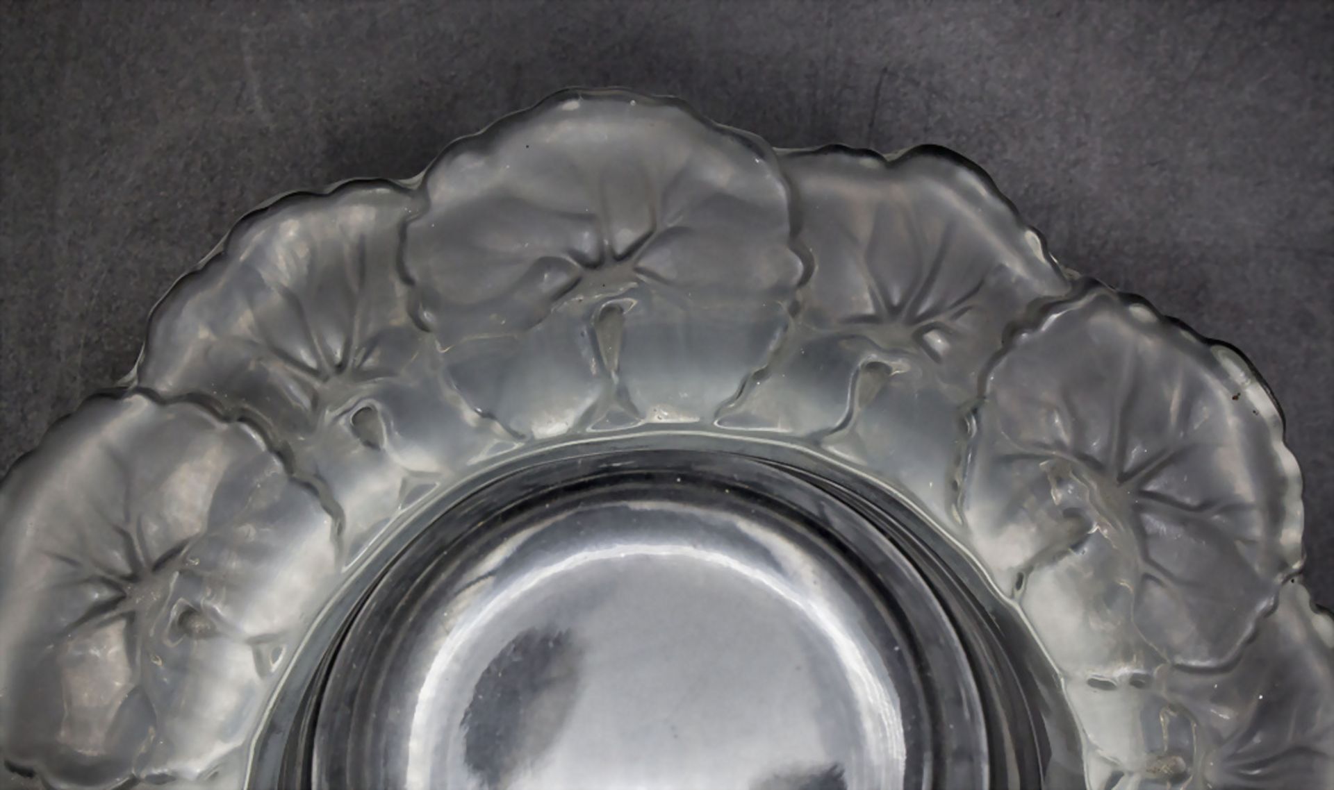 Zierschale 'Honfleur' / A decorative crystal glass bowl with geranium pattern, Lalique, Paris, ... - Bild 3 aus 4