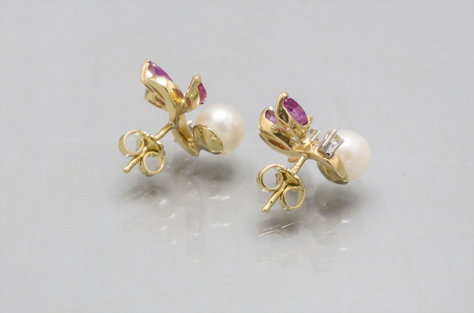 Paar Ohrstecker mit Rubinen, Perlen und Diamanten / A pair of 18 ct gold stud earrings with ... - Image 2 of 2