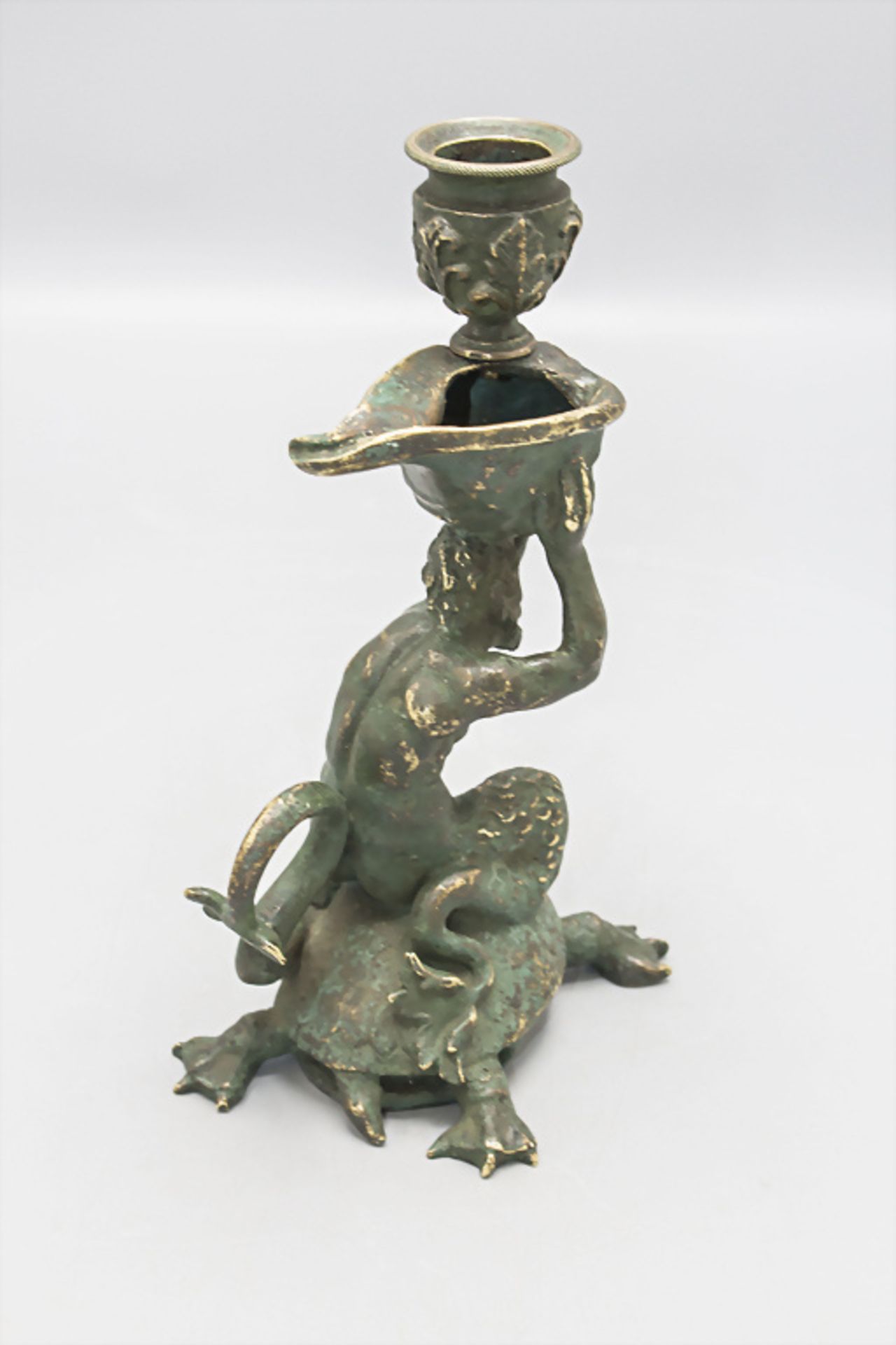 Bronzeleuchter 'Triton auf Schildkröte' / A bronze candle holder of a Triton on a tortoise, ... - Image 4 of 5
