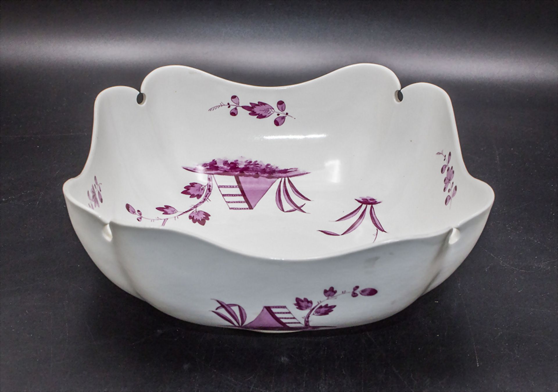 Große Gemüseschale mit Purpurmalerei / A large serving bowl with Indian flowers, Meissen, 1. ...