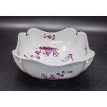 Große Gemüseschale mit Purpurmalerei / A large serving bowl with Indian flowers, Meissen, 1. ...