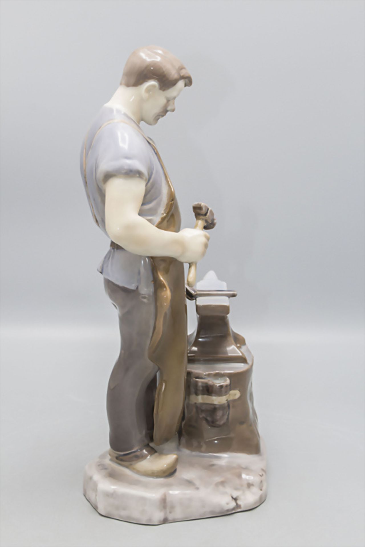 Porzellanfigur 'Schmied' / A porcelain figure of a blacksmith, Bing & Gröndahl, Copenhagen - Bild 2 aus 8