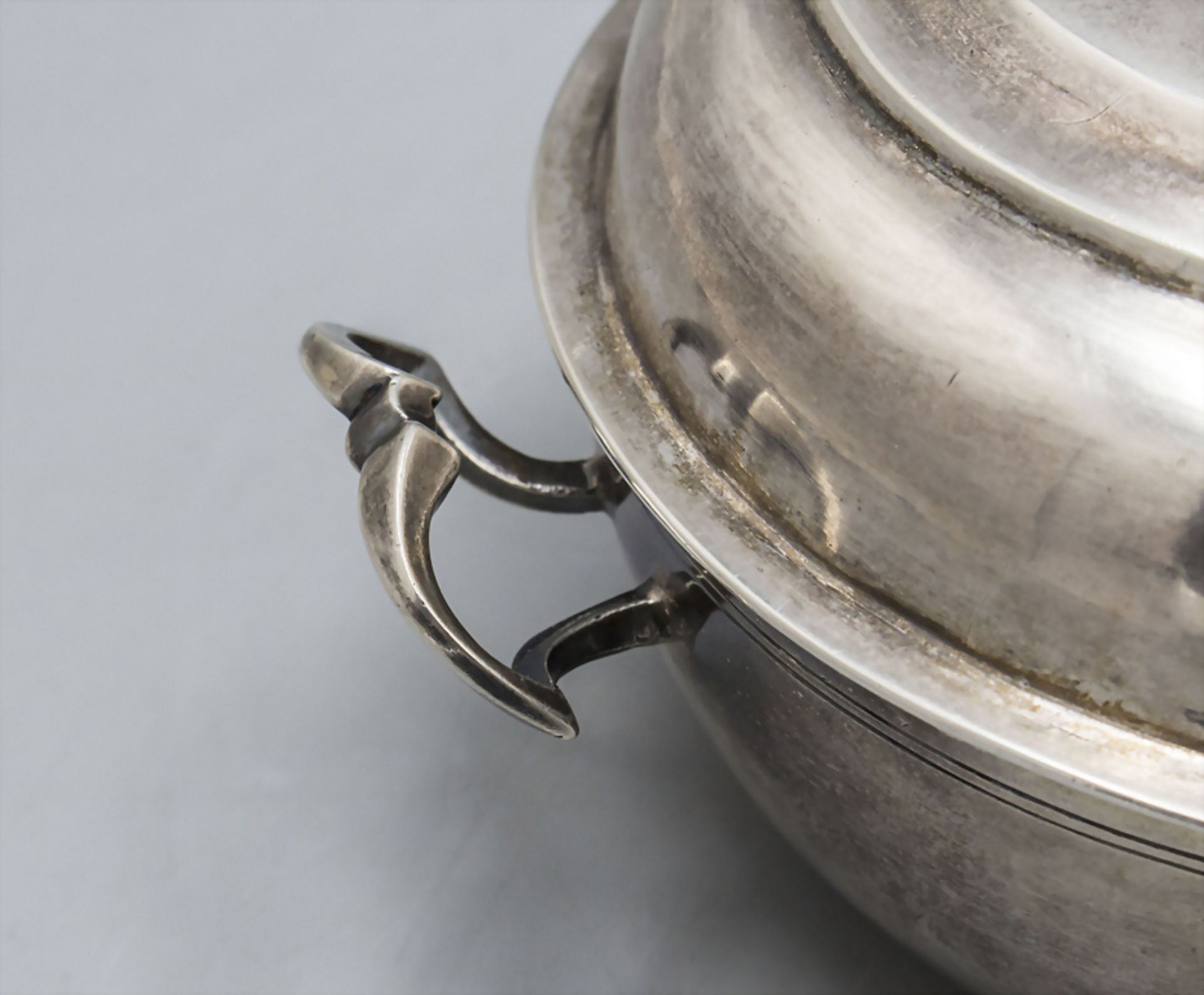 Écuelle / Wöchnerinnenschüssel / Légumier couvert en argent massif / A silver vegetable tureen ... - Image 3 of 13