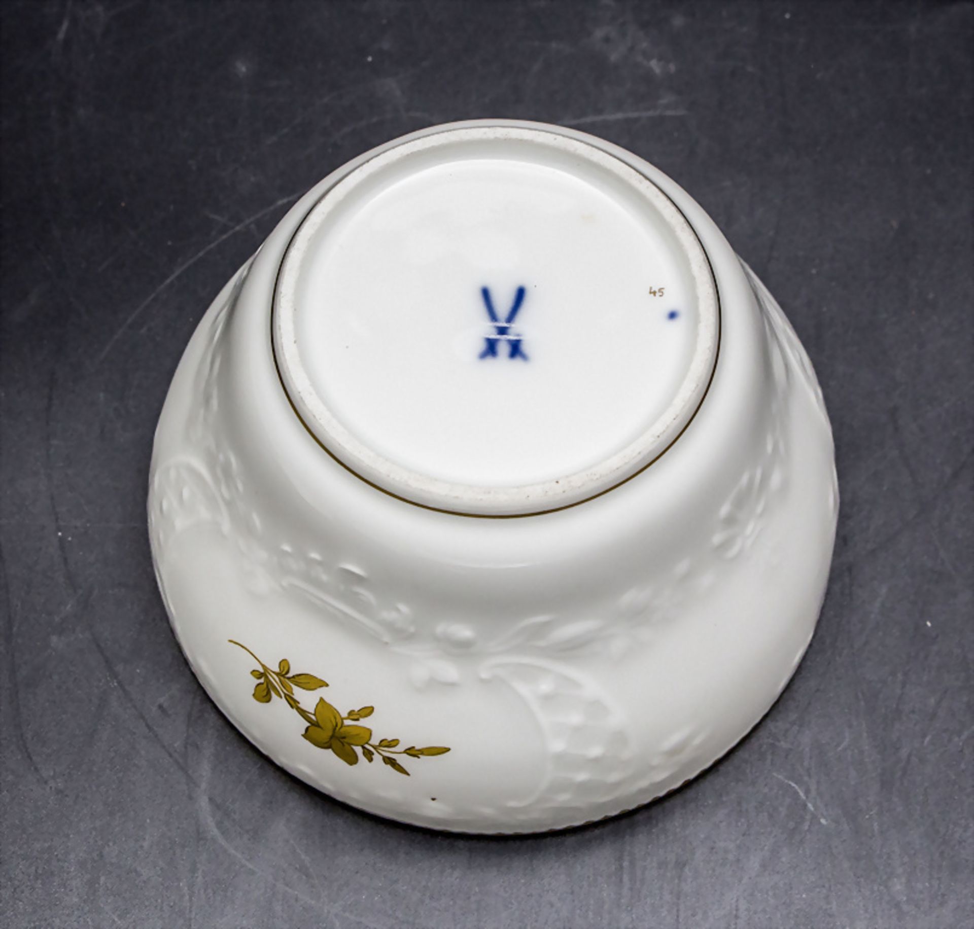Zuckerdose mit Reliefdekor 'Marseille' / A lidded sugar bowl with relief decoration, Meissen, ... - Bild 5 aus 5