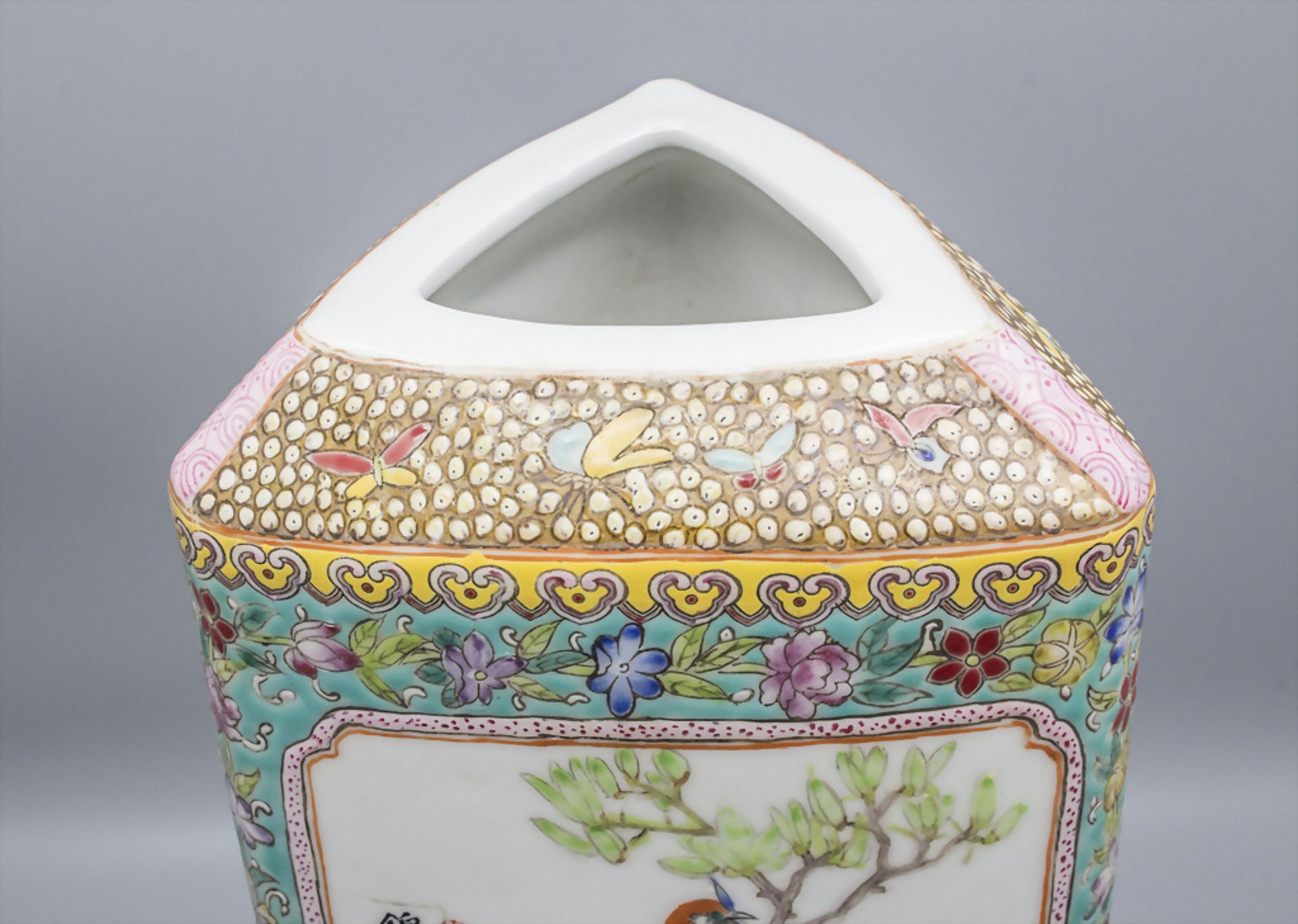 Vase / A porcelain vase, China, wohl Republikperiode (1912-1916) - Bild 5 aus 6