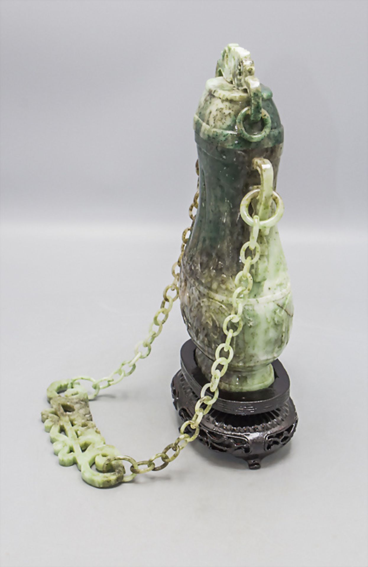 Feine Jade-Deckelvase an Hängekette / A fine jade lidded vase on a chain, China, um 1920 - Image 2 of 10