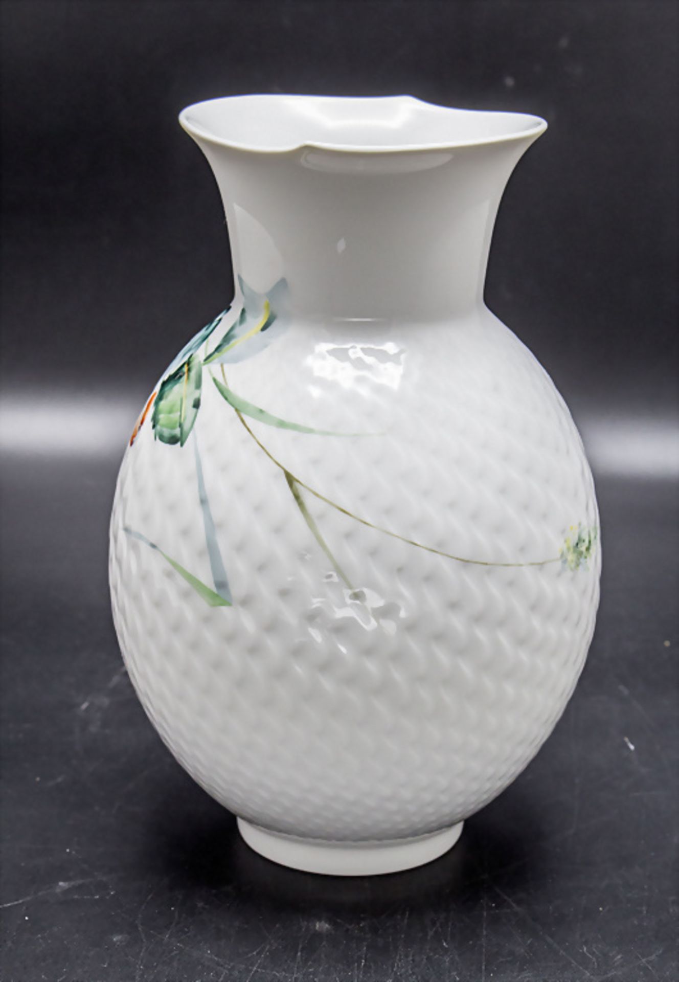 Vase Wellenspiel 'Waldflora mit Insekten' / A vase with rosechips and insect, Sabine Wachs, ... - Image 2 of 4