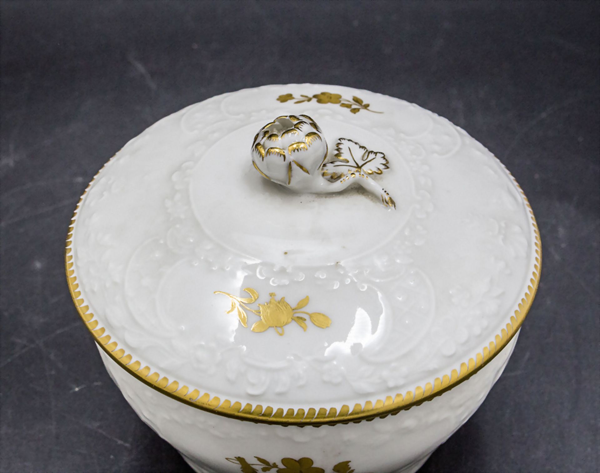 Zuckerdose mit Reliefdekor 'Marseille' / A lidded sugar bowl with relief decoration, Meissen, ... - Image 2 of 5