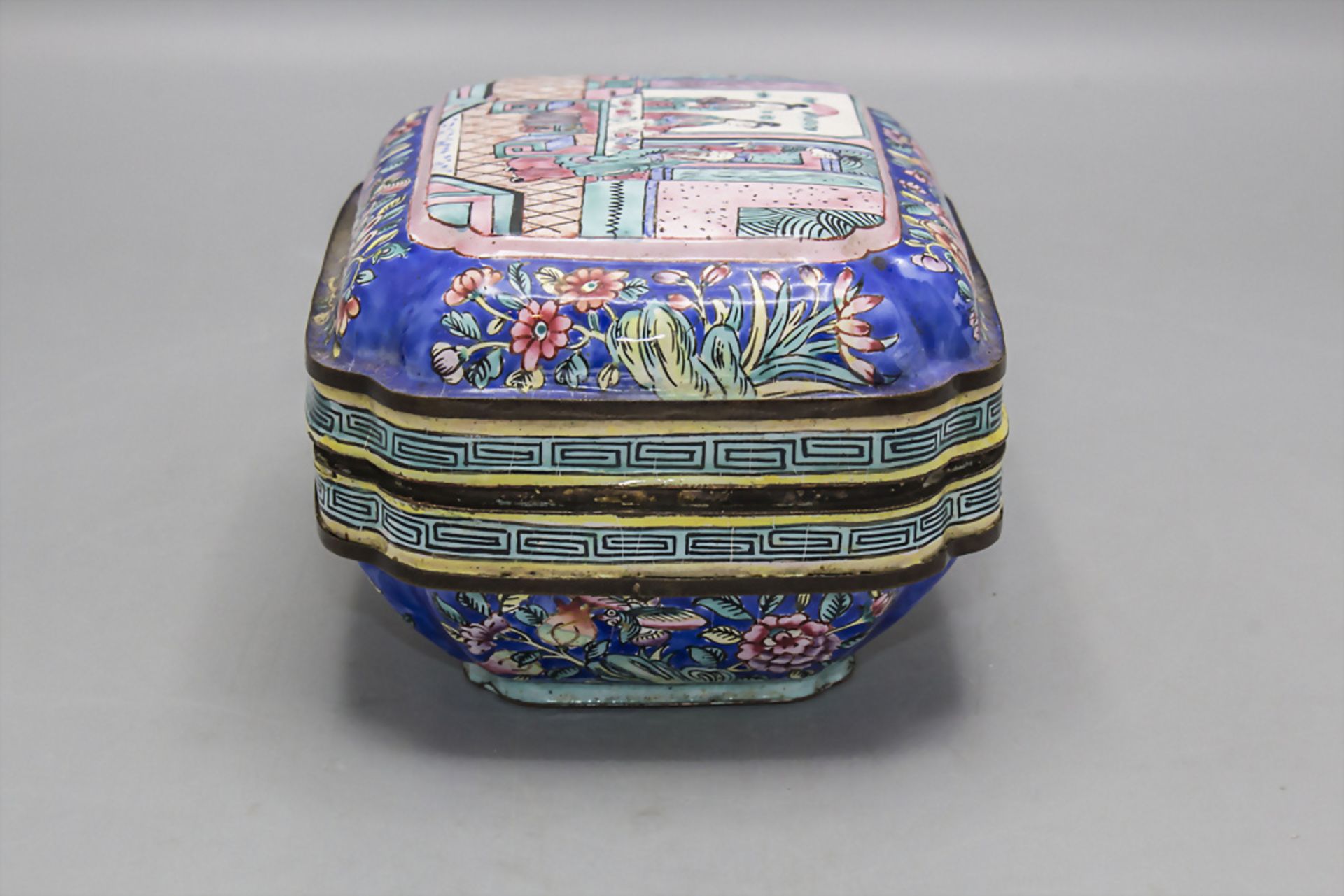 Kantonemail-Deckeldose / An enamelled lidded box, China, Qing-Dynastie (1644-1911) - Image 2 of 6