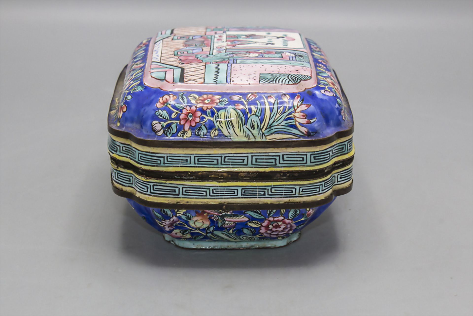 Kantonemail-Deckeldose / An enamelled lidded box, China, Qing-Dynastie (1644-1911) - Bild 2 aus 6