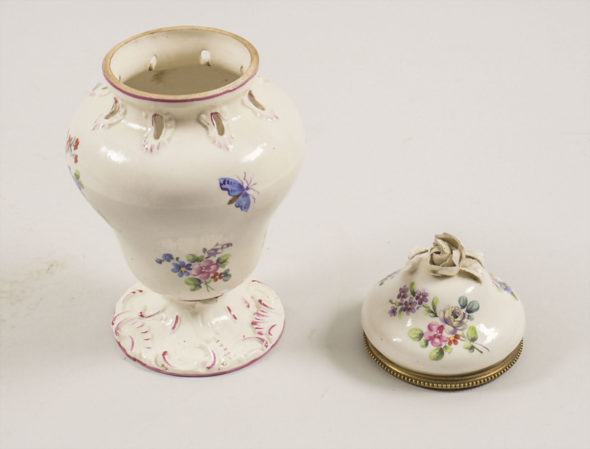 Potpourri Vase / A lidded potpourri vase, Mennecy-Villeroy, wohl 18. Jh. - Image 3 of 9