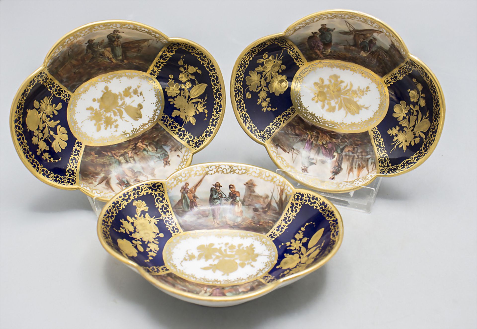 3 Zierschalen mit feinen Uferszenen / 3 decorative dishes finely painted with harbor and shore ...