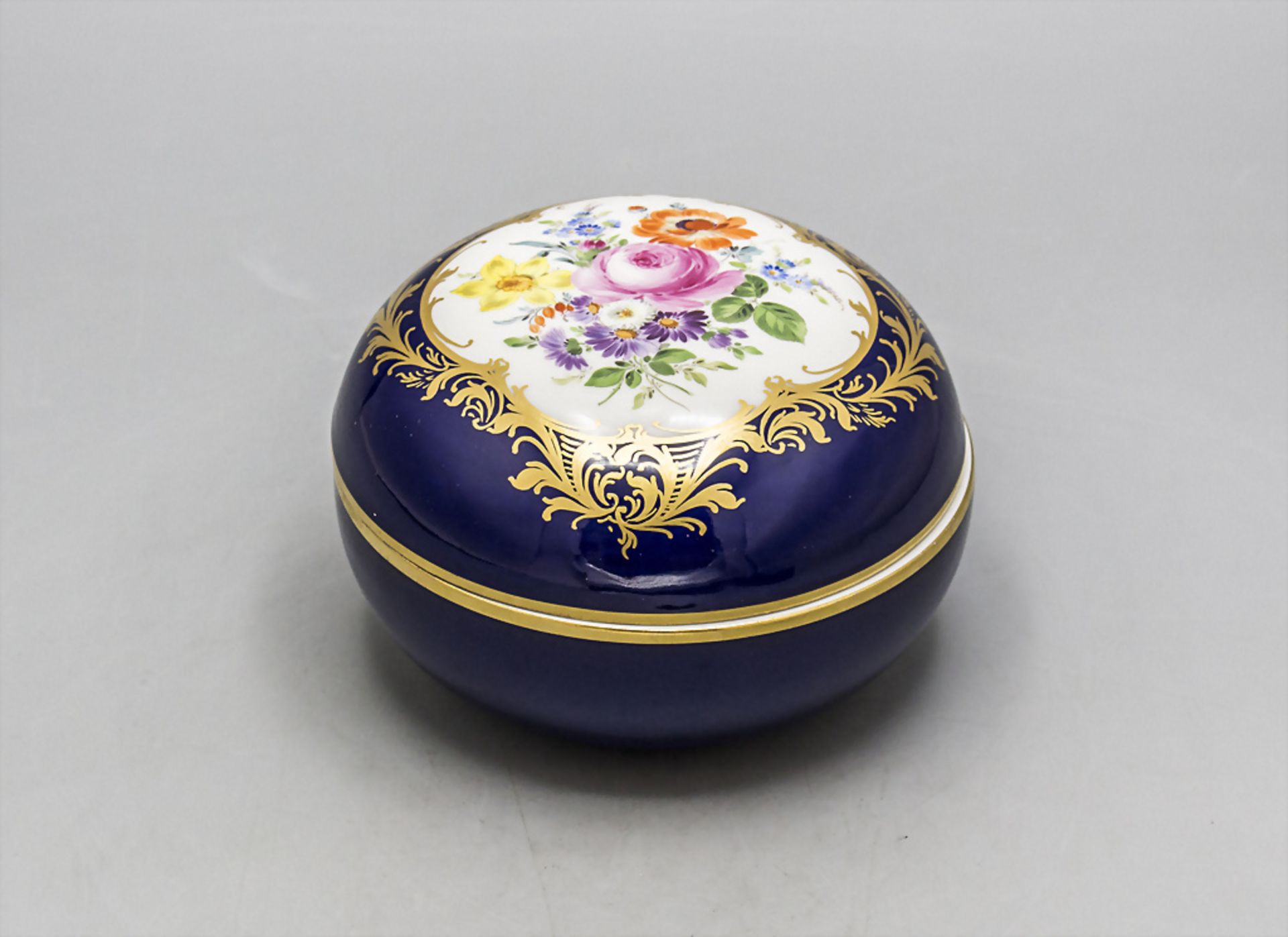 Deckeldose 'Amsterdamer Art' / A lidded box with a flower bouquet, Meissen, Mitte 20. Jh.