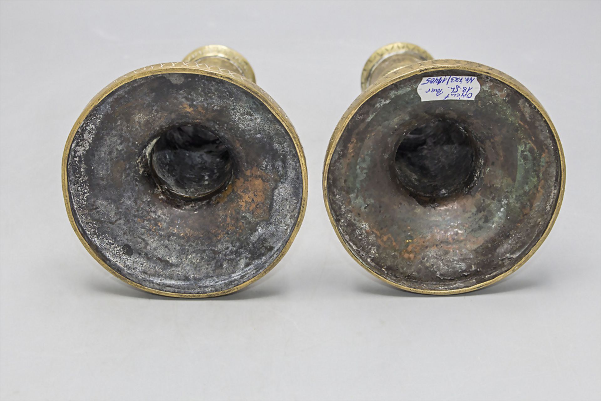 Leuchter Paar / A pair of brass candle holders, Orient, 18. Jh. - Image 4 of 4