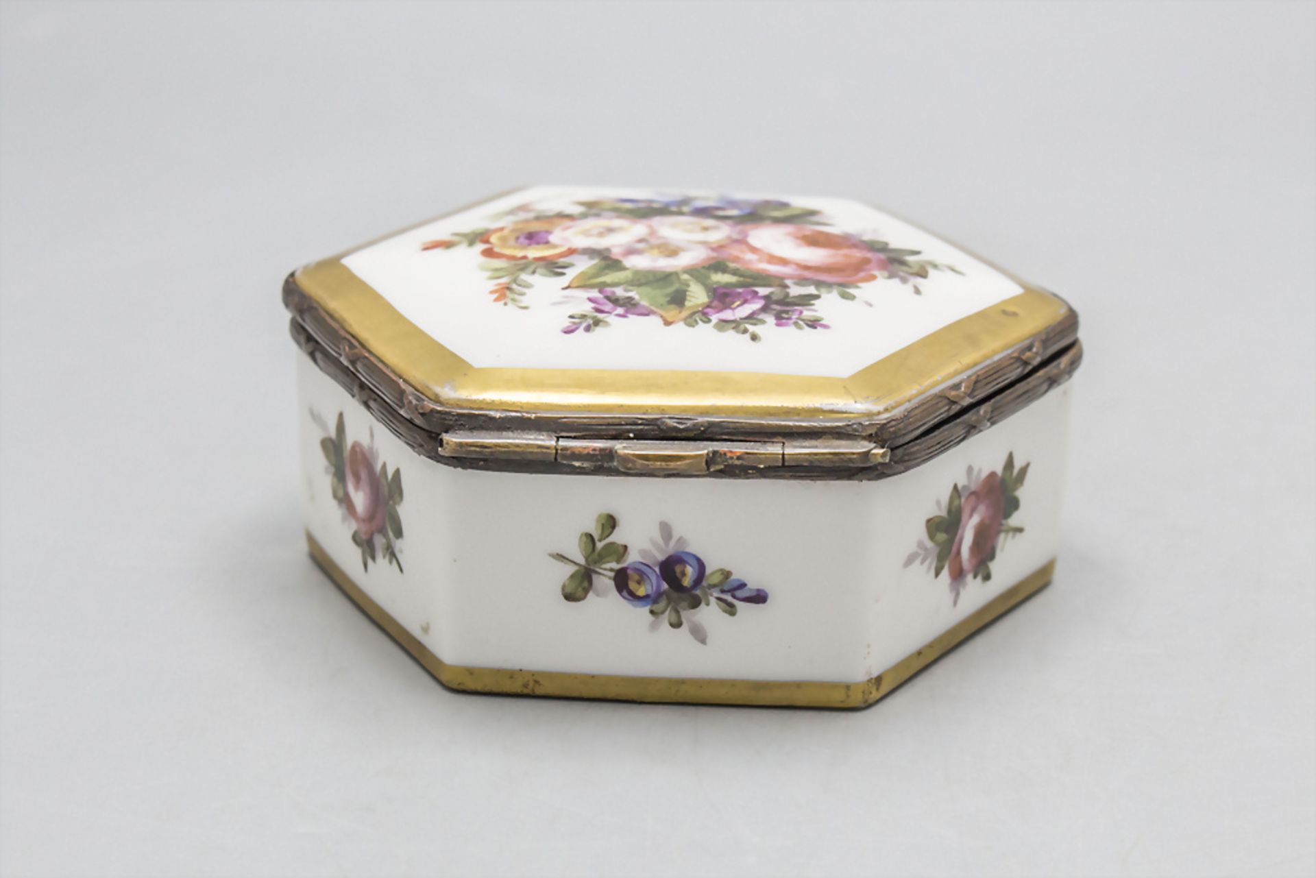 Deckeldose mit Blumenmalerei / A lidded porcelain box with flowers, Jacob Petit, Paris, 2. ... - Bild 4 aus 7