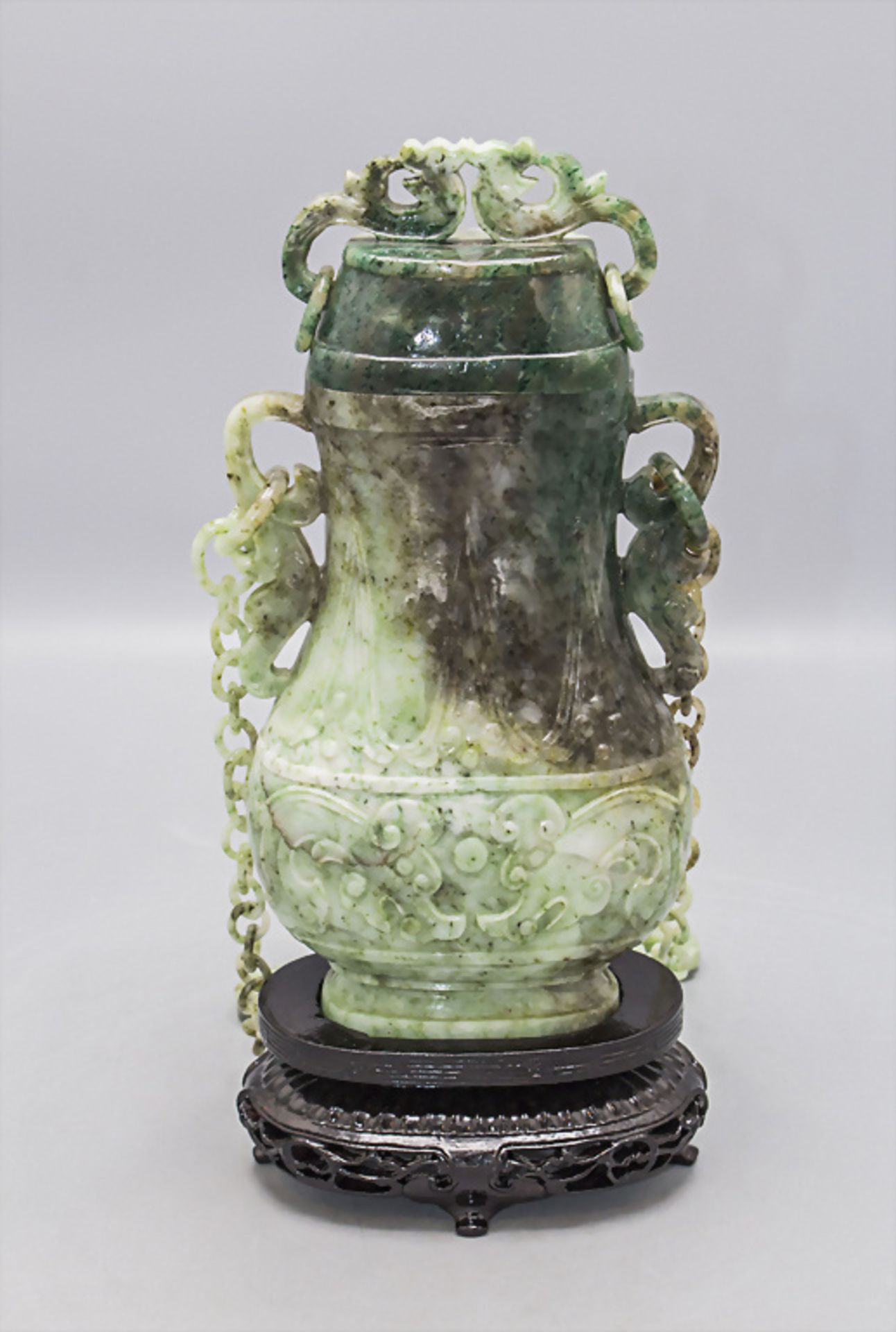 Feine Jade-Deckelvase an Hängekette / A fine jade lidded vase on a chain, China, um 1920 - Bild 3 aus 10