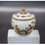 Deckeldose mit bäuerlichen Szenen / A lidded bowl with peasant scenes, Marcolini Periode, ...