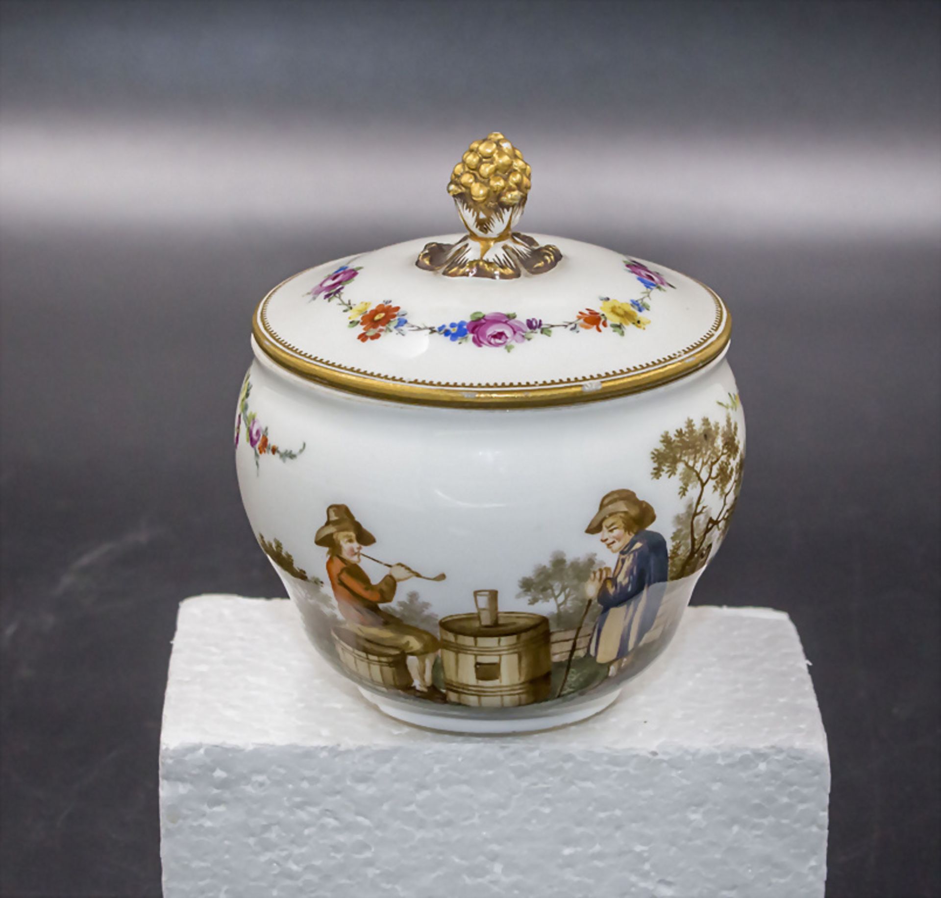 Deckeldose mit bäuerlichen Szenen / A lidded bowl with peasant scenes, Marcolini Periode, ...