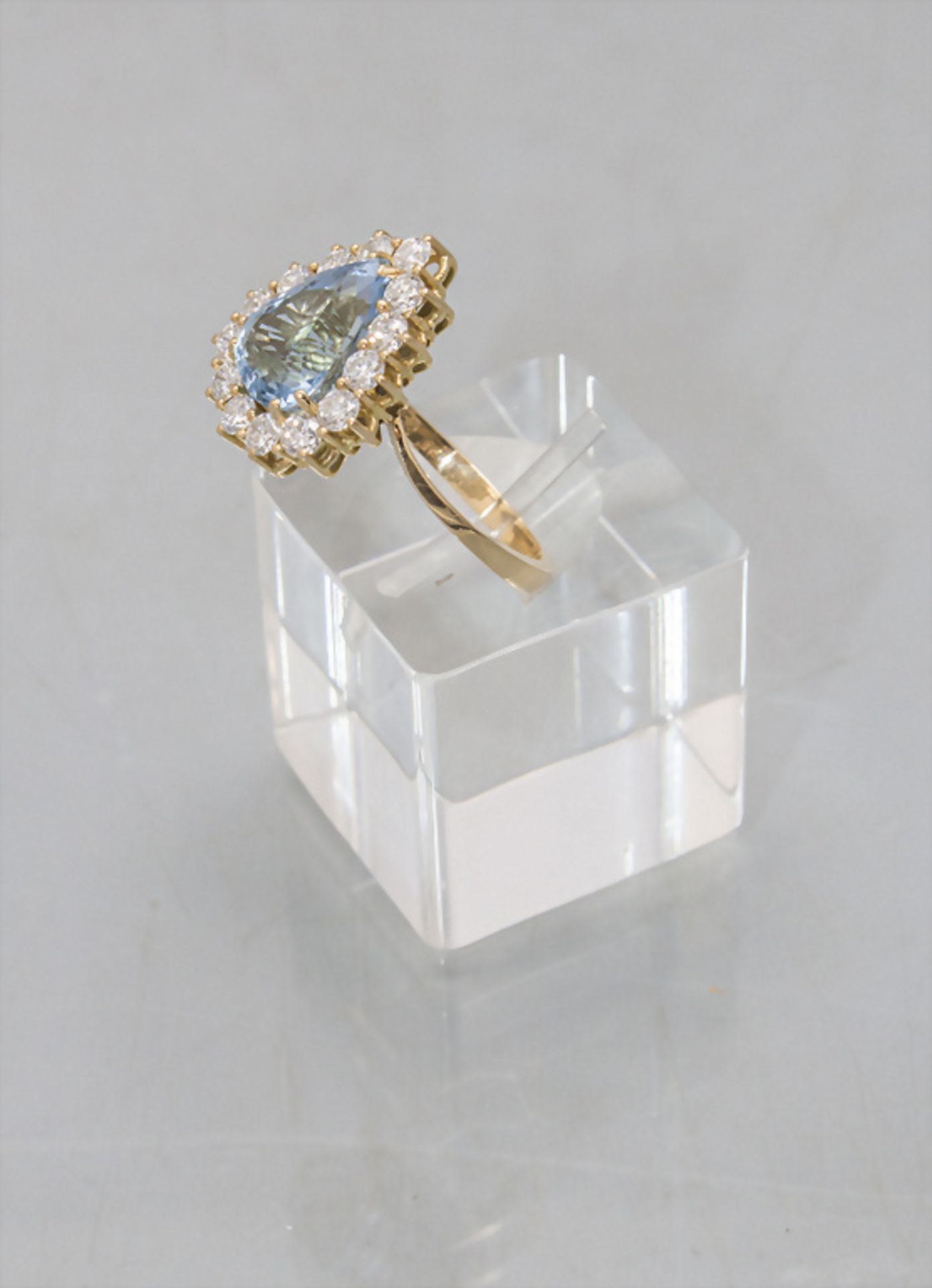 Damenring mit Aquamarin und Diamanten / A ladies 18 ct gold ring with natural aquamarine and ... - Bild 2 aus 3