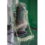 Feine Jade-Deckelvase an Hängekette / A fine jade lidded vase on a chain, China, um 1920