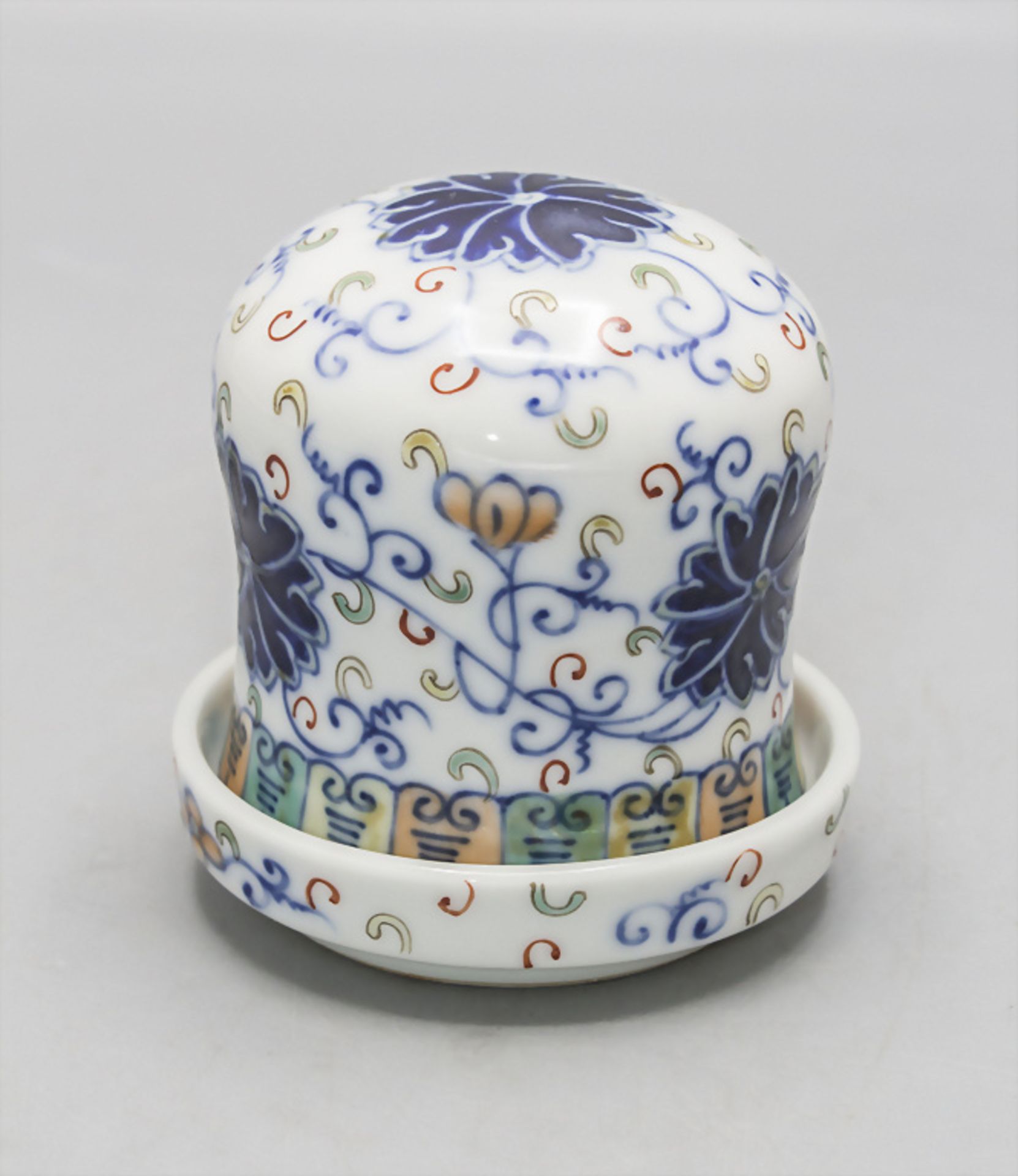 Seltene Doucai-Schröpfglocke mit Unterteller / A rare Doucai cupping bell with saucer, China ... - Bild 2 aus 4
