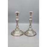 Paar Louis XV Kerzenleuchter / A pair of Louis XV silver candlesticks / Paire de Louis XV ...