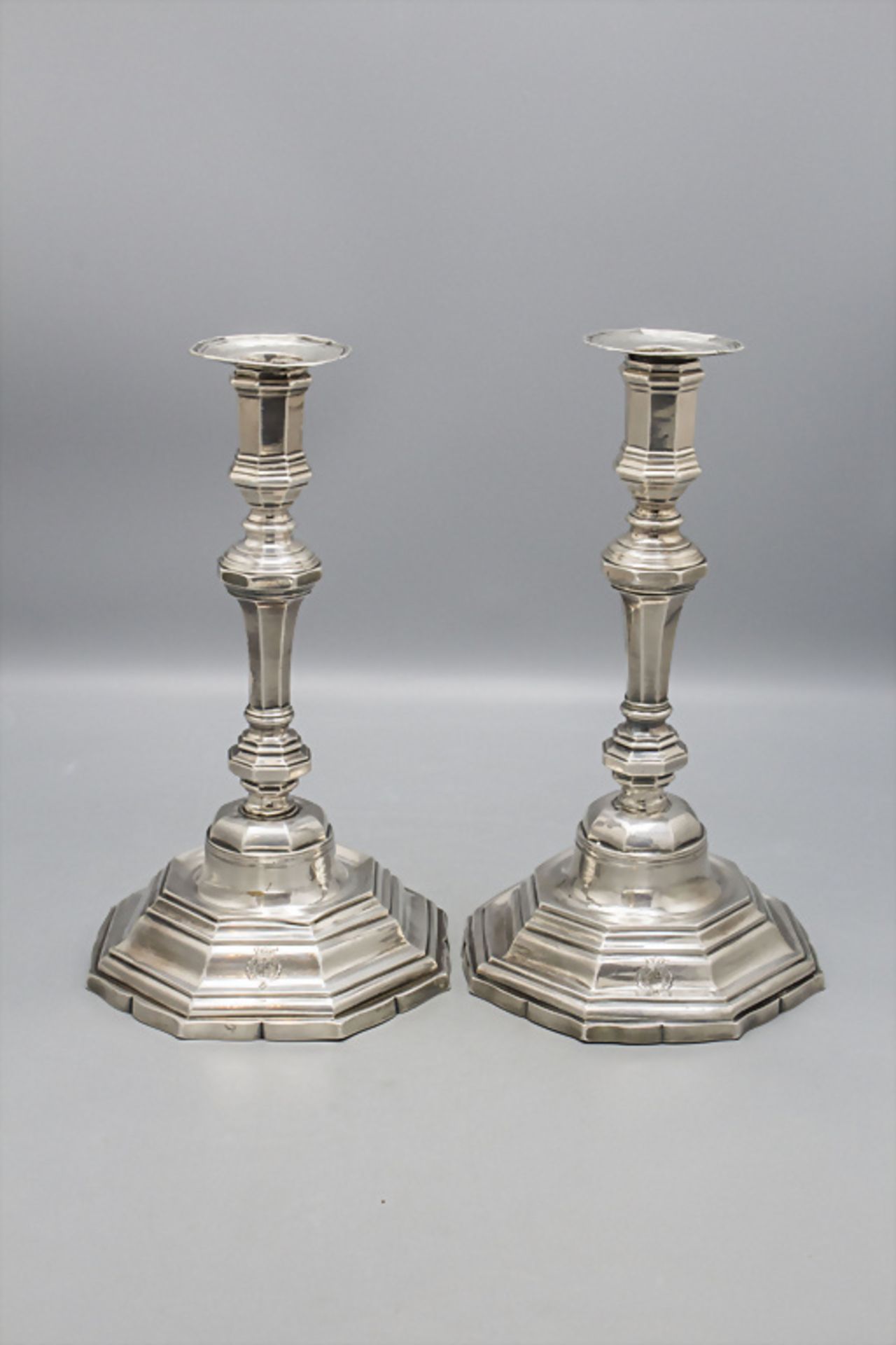 Paar Louis XV Kerzenleuchter / A pair of Louis XV silver candlesticks / Paire de Louis XV ...