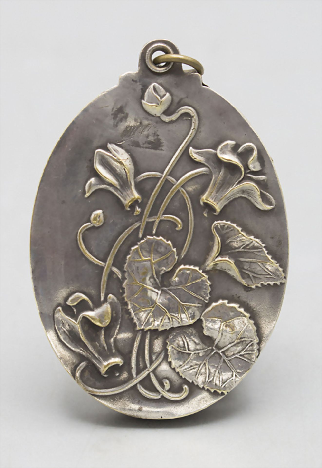 Jugendstil Medaillon mit Tränenden Herzen und Alpenveilchen / An Art Nouveau medallion with ...