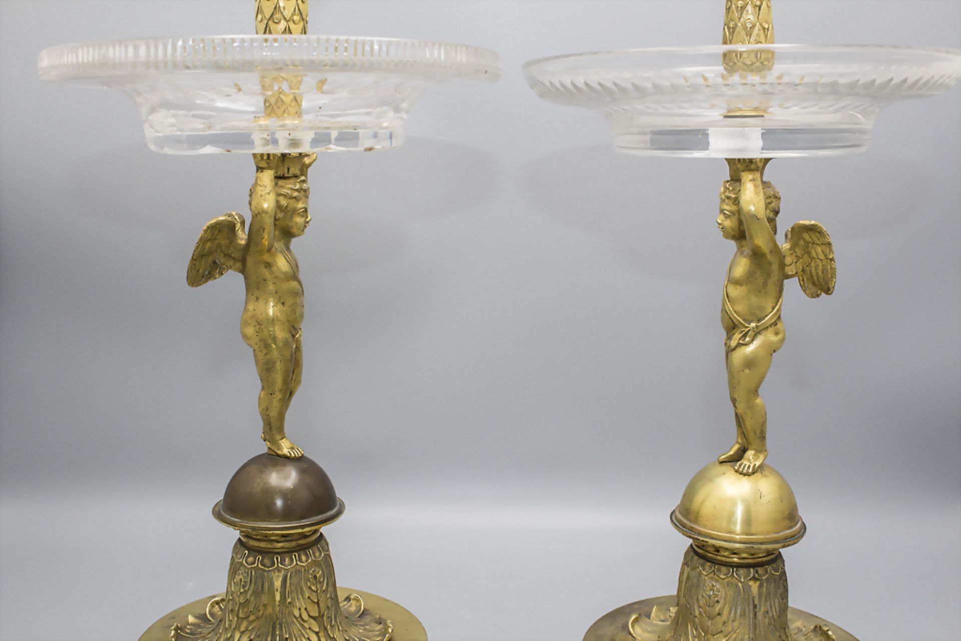 Paar Bronze Tafelaufsätze 'Amorette' / A pair of bronze centerpieces 'Armor', Paris, um 1830 - Image 3 of 7