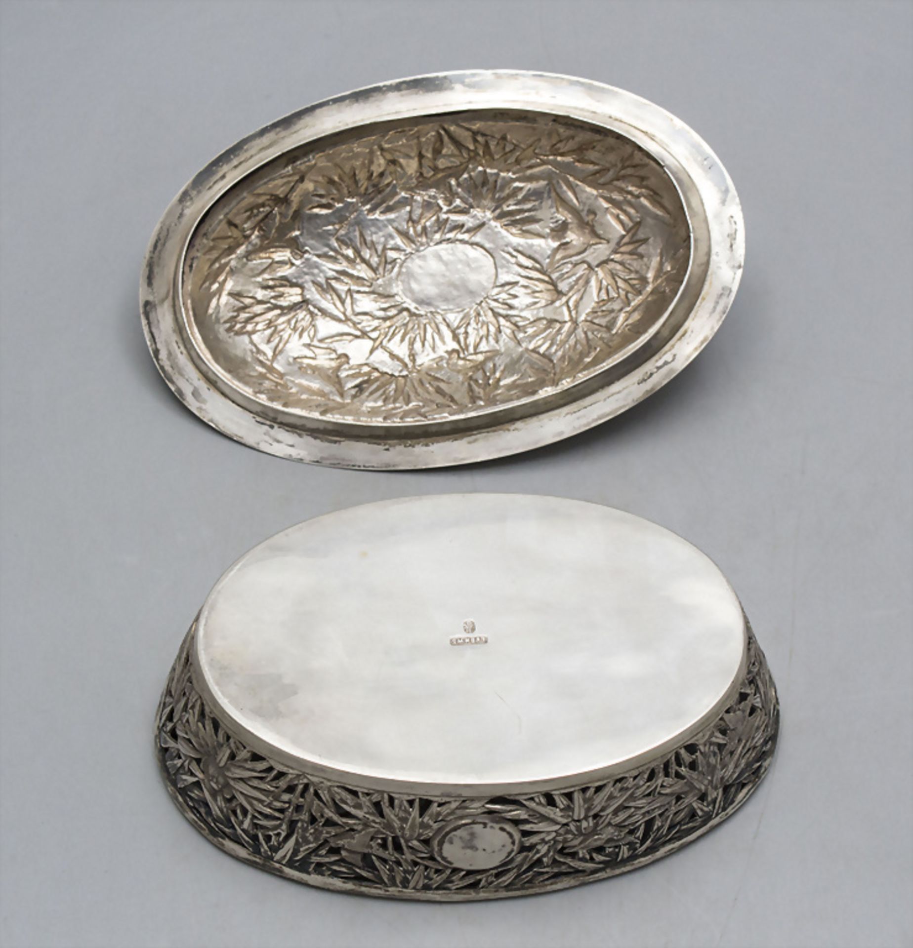 Export Silber Deckelterrine mit Platte / A Chinese export silver lidded tureen with stand, ... - Bild 8 aus 10
