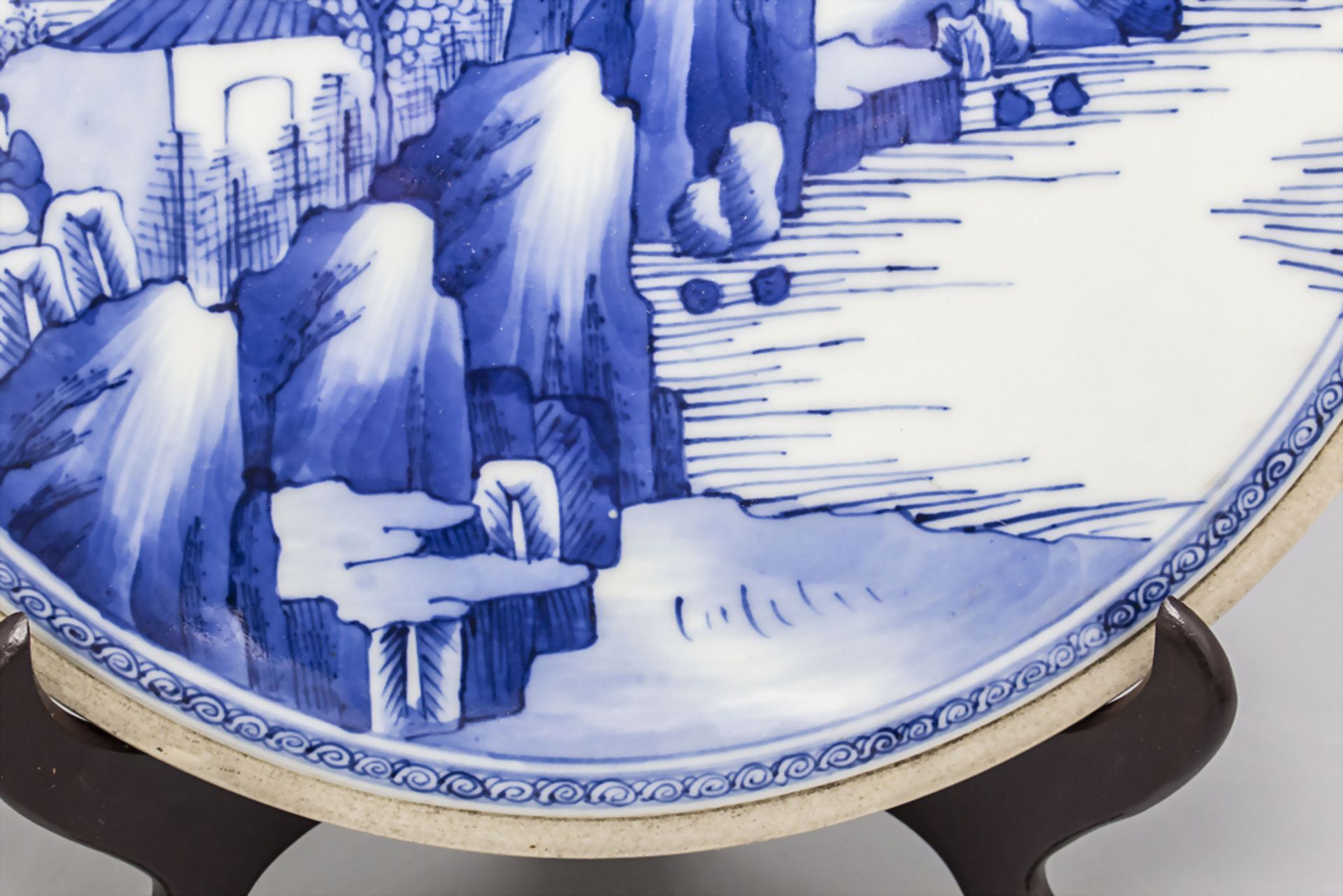 Runde Porzellanplatte / A round porcelaine plate, Qing-Dynastie - Bild 3 aus 4